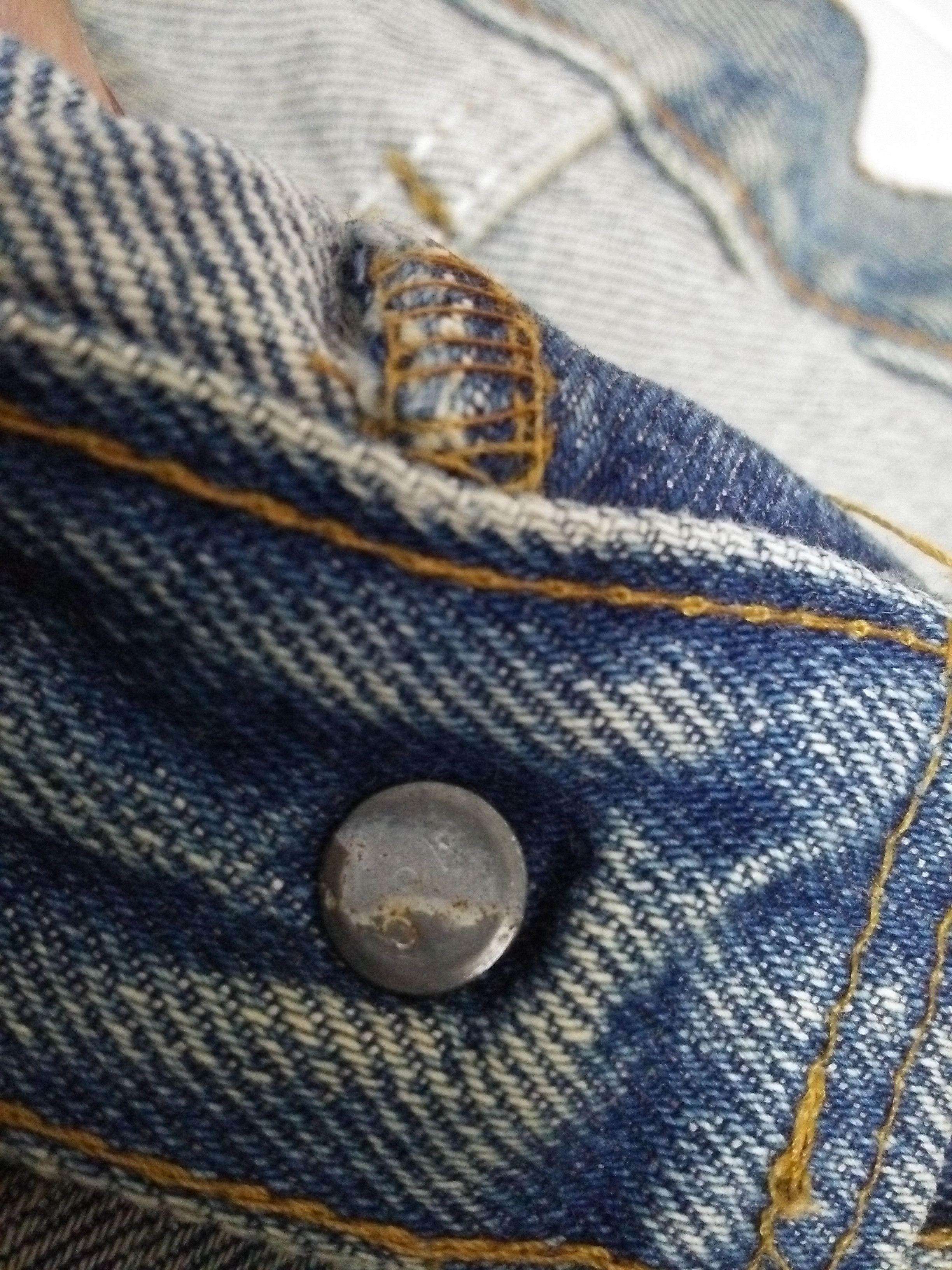 Levi's 80s LEVIS 501 DENIM SELVEDGE MADE USA BUTTON #524 (A904) Size US 35 - 12 Thumbnail
