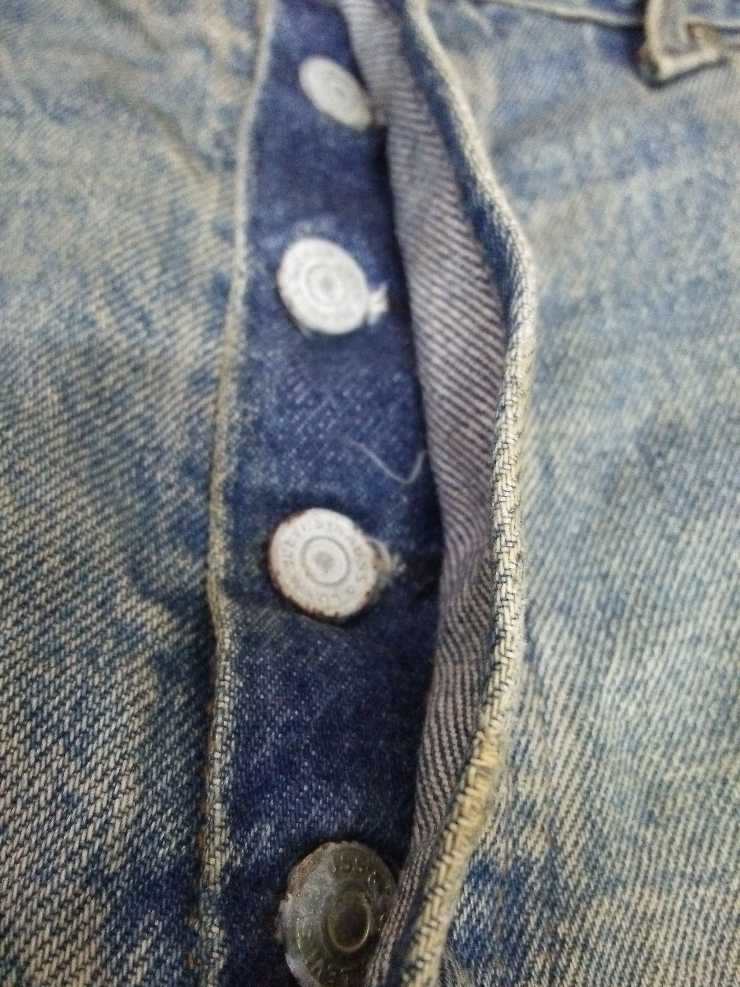 Levi's 80s LEVIS 501 DENIM SELVEDGE MADE USA BUTTON #524 (A904) Size US 35 - 8 Thumbnail