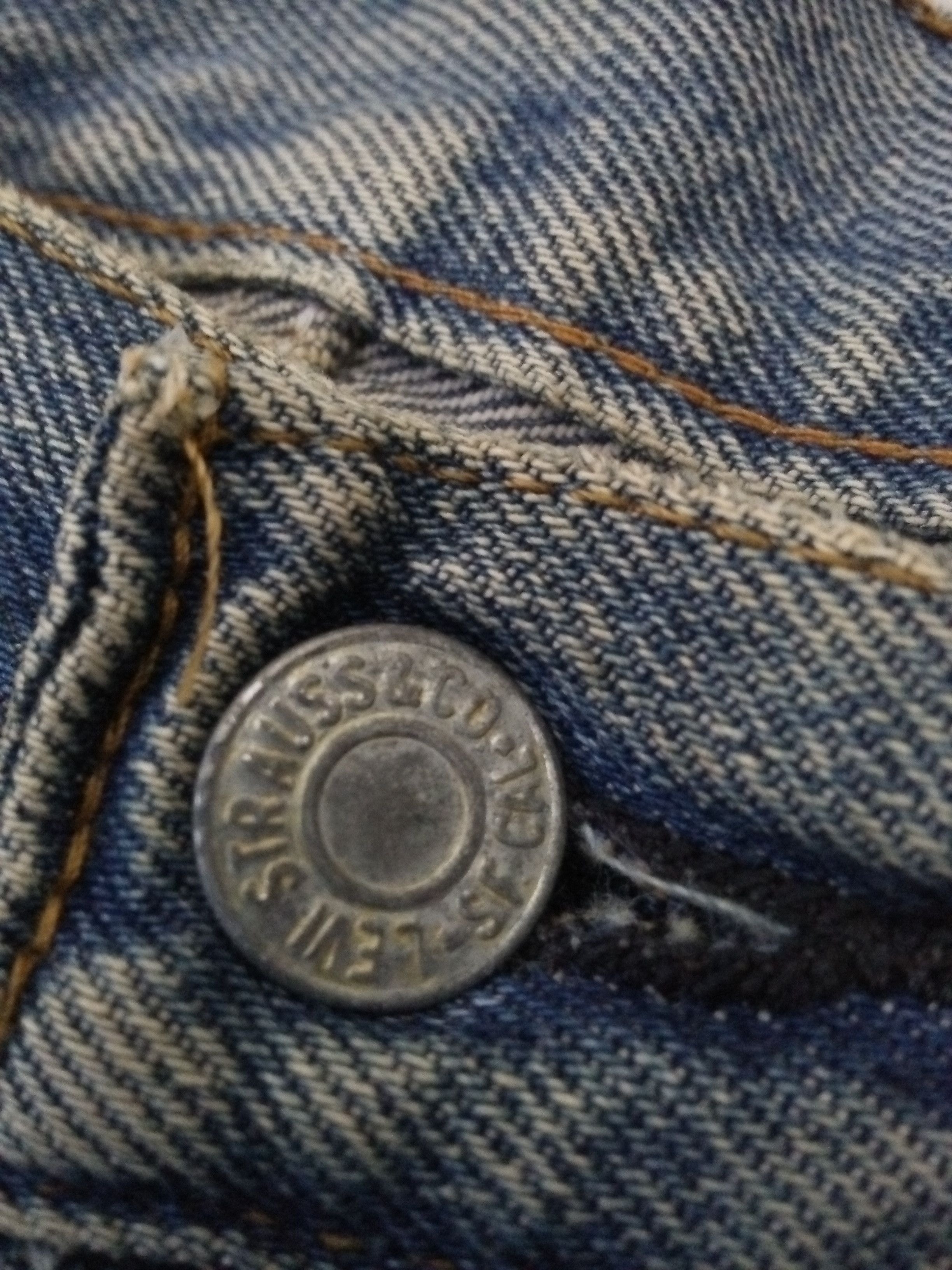 Levi's 80s LEVIS 501 DENIM SELVEDGE MADE USA BUTTON #524 (A904) Size US 35 - 5 Thumbnail