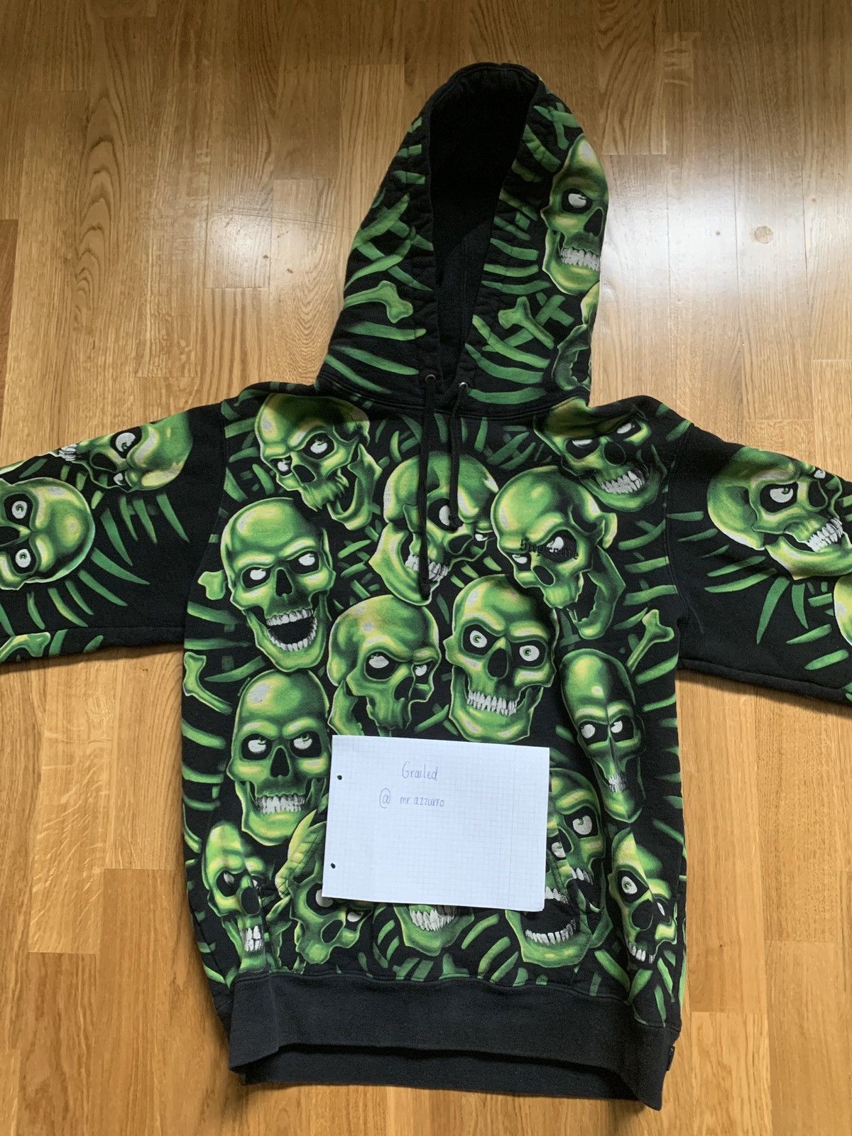 The hooded sweatshirt Supreme patterned green skulls worn by Juice Wrld on  his account Instagram @juicewrldtv