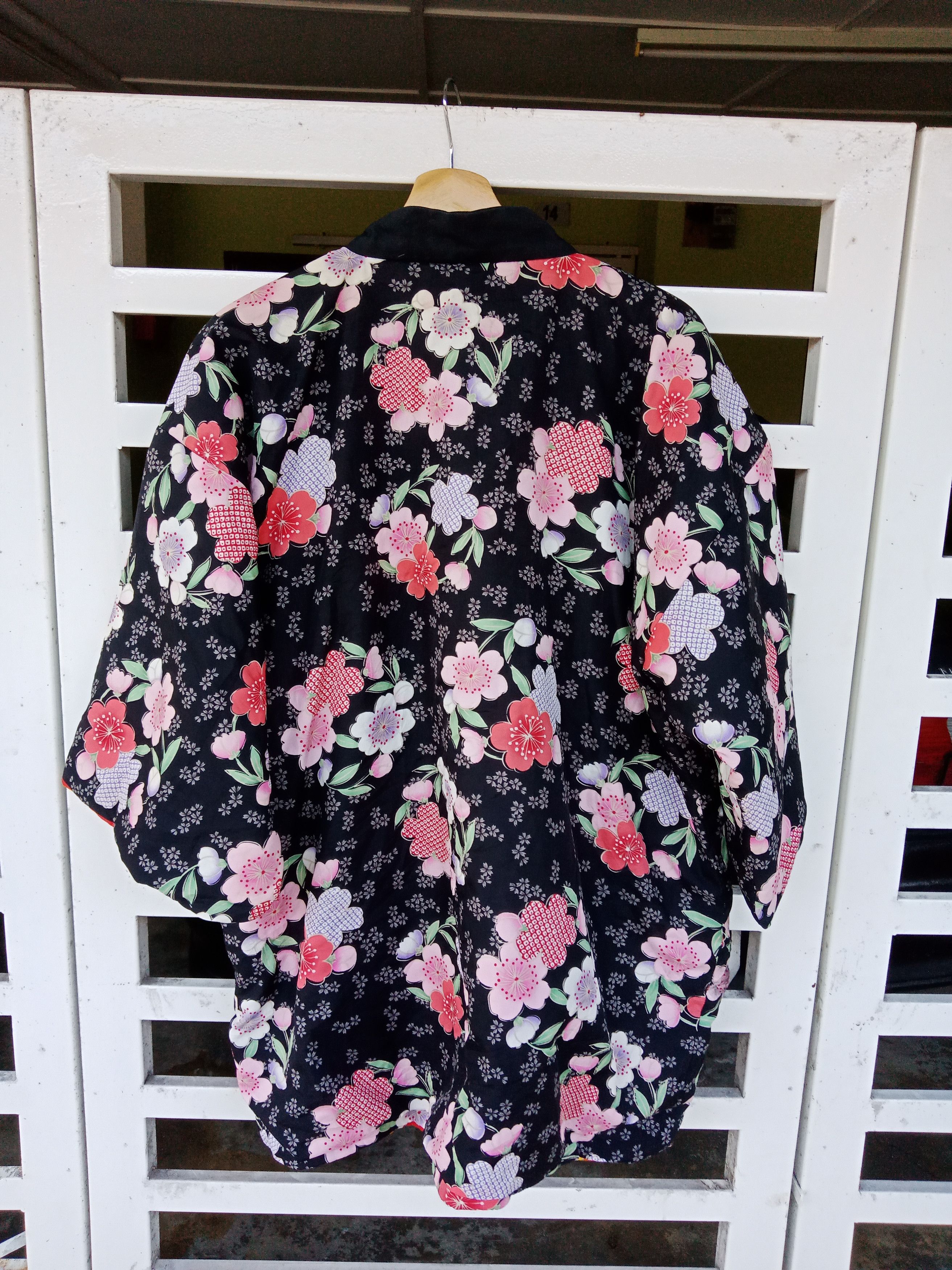 Japanese Brand Reversible Abstract Designs & Flowers Quilted Kimono Size US M / EU 48-50 / 2 - 7 Thumbnail