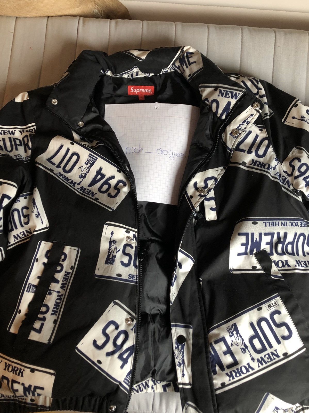 Supreme License Plate Puffy Jacket Black www.sudouestprimeurs.fr