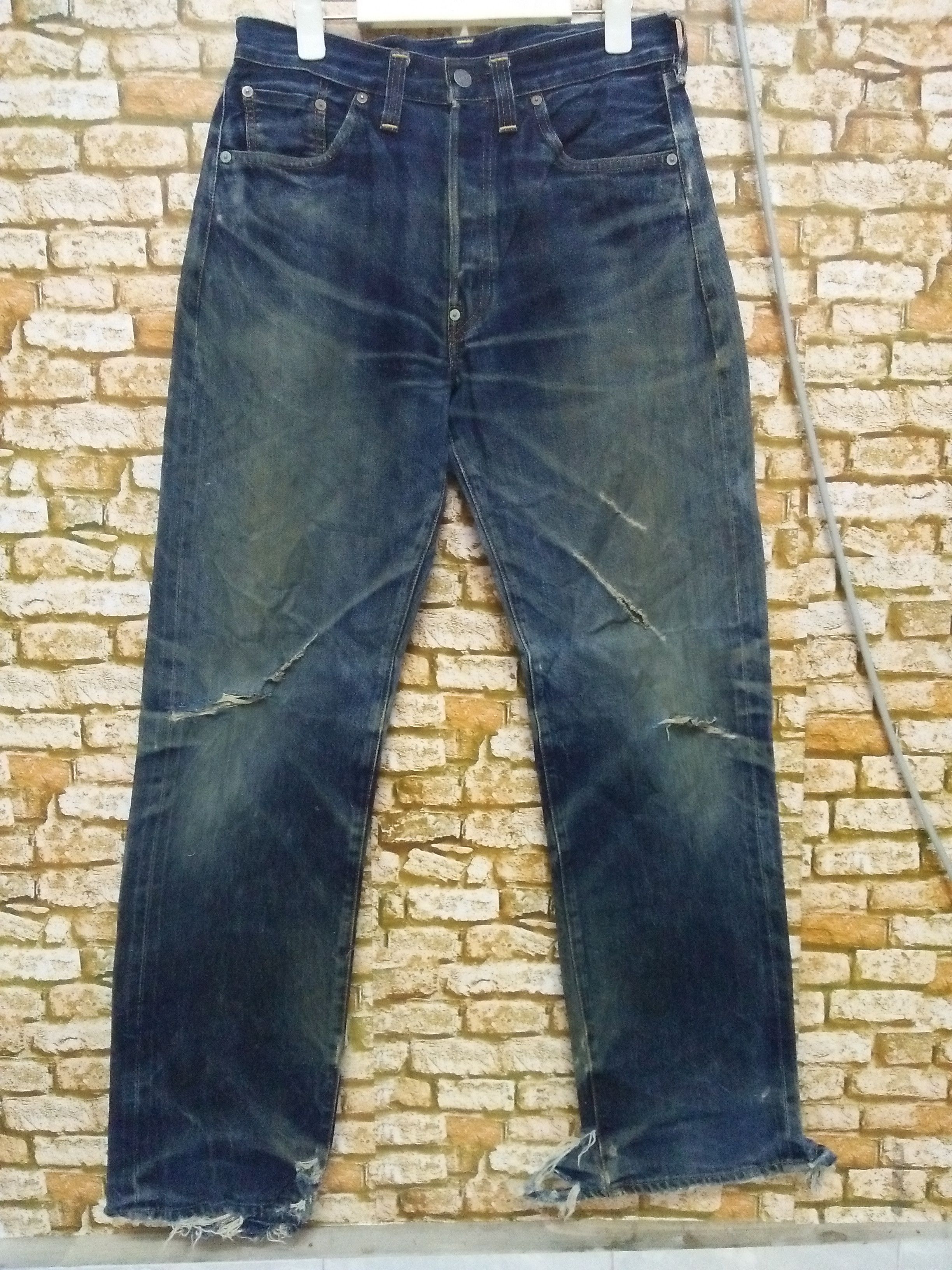 Levi's 90s LEVIS S501XXC SELVEDGE BIG E 555 DENIM (A936) Size US 30 / EU 46 - 1 Thumbnail