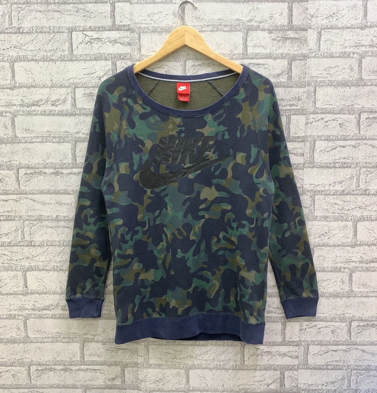 Nike Nike Swoosh Camo Sweatshirts For Women Size S / US 4 / IT 40 - 1 Thumbnail