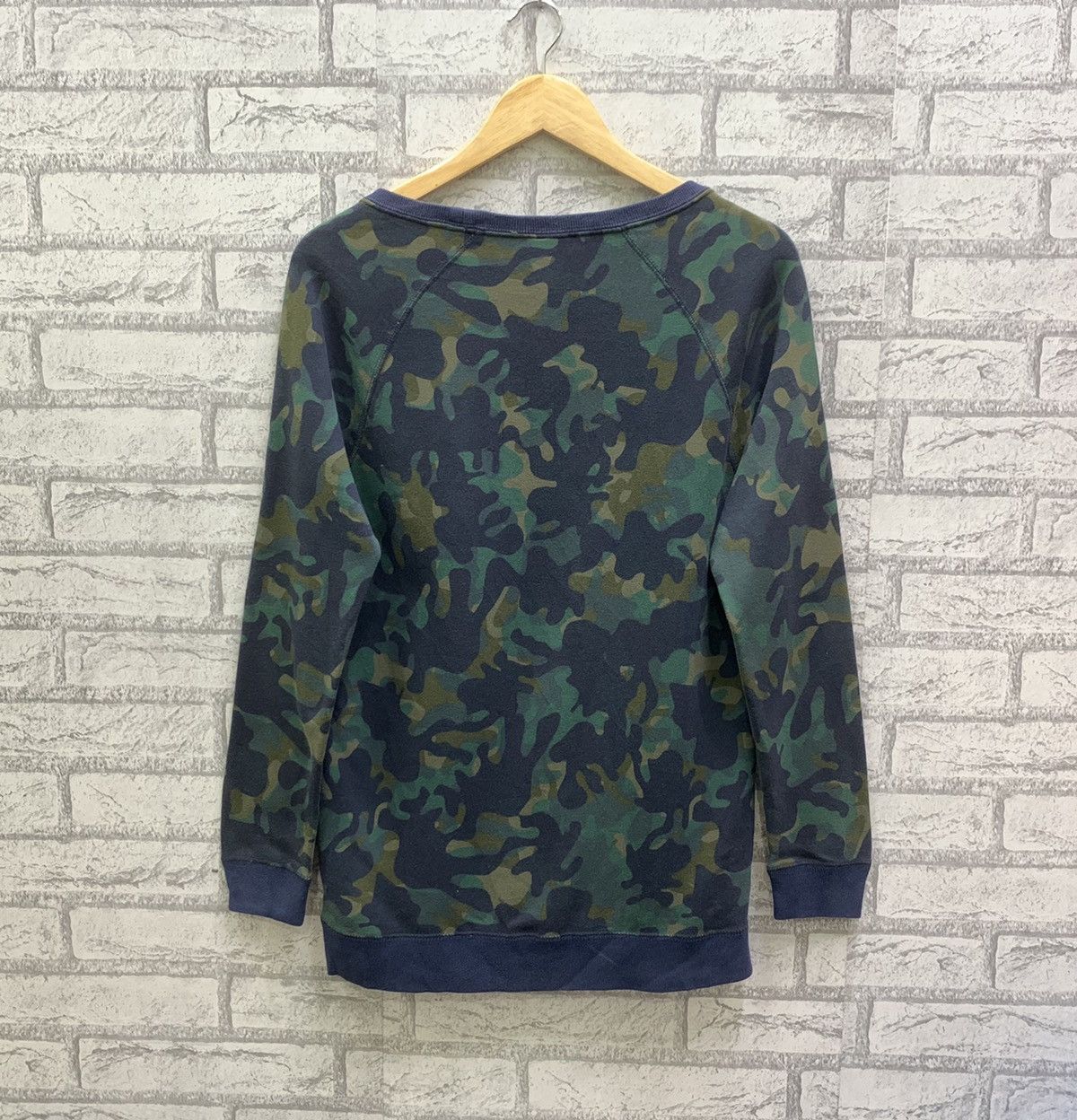 Nike Nike Swoosh Camo Sweatshirts For Women Size S / US 4 / IT 40 - 2 Thumbnail