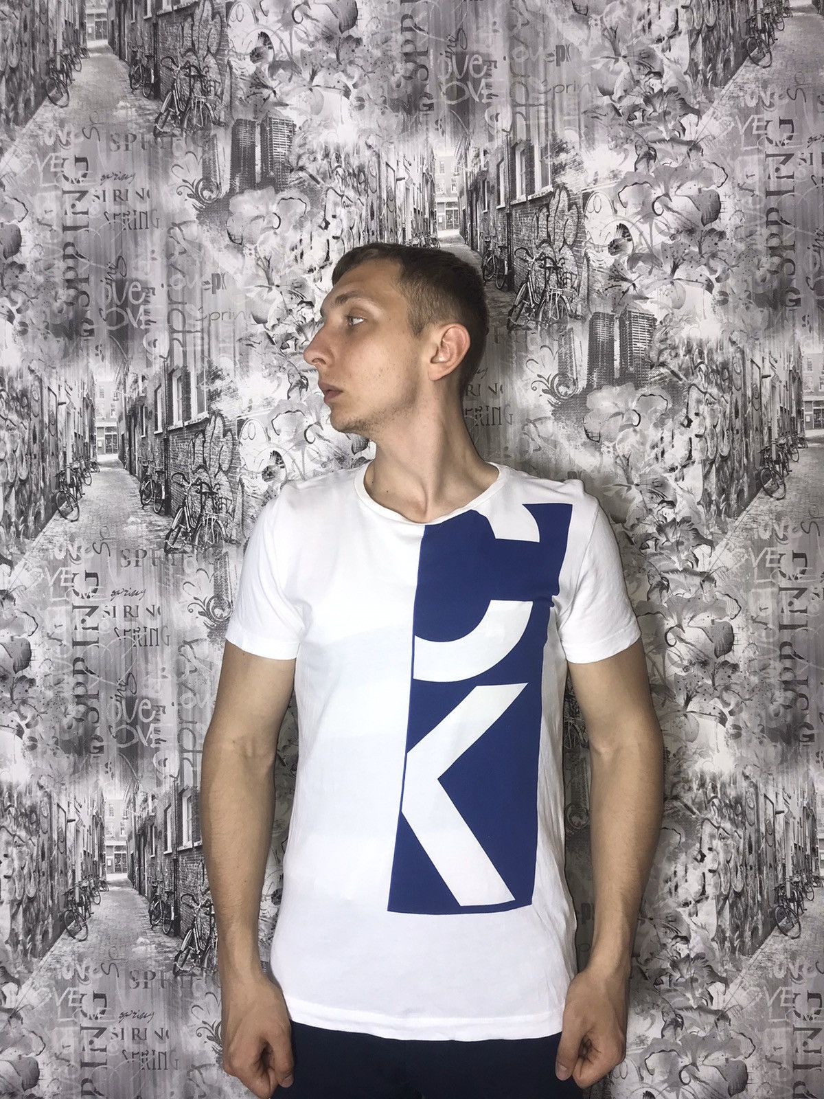 Calvin Klein CALVIN KLEIN BIG LOGO SPELL OUT TEE Size US L / EU 52-54 / 3 - 1 Thumbnail