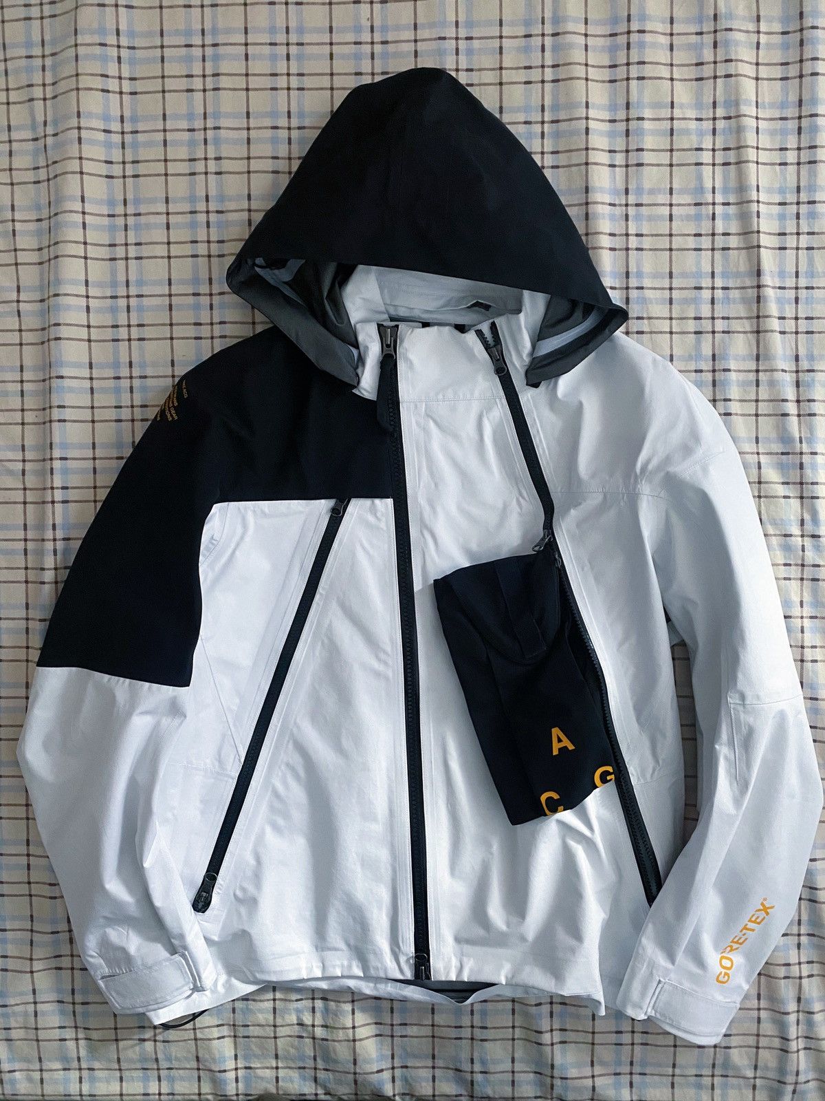 Errolson Hugh Nikelab ACG Deploy Jacket Gore-Tex White and black