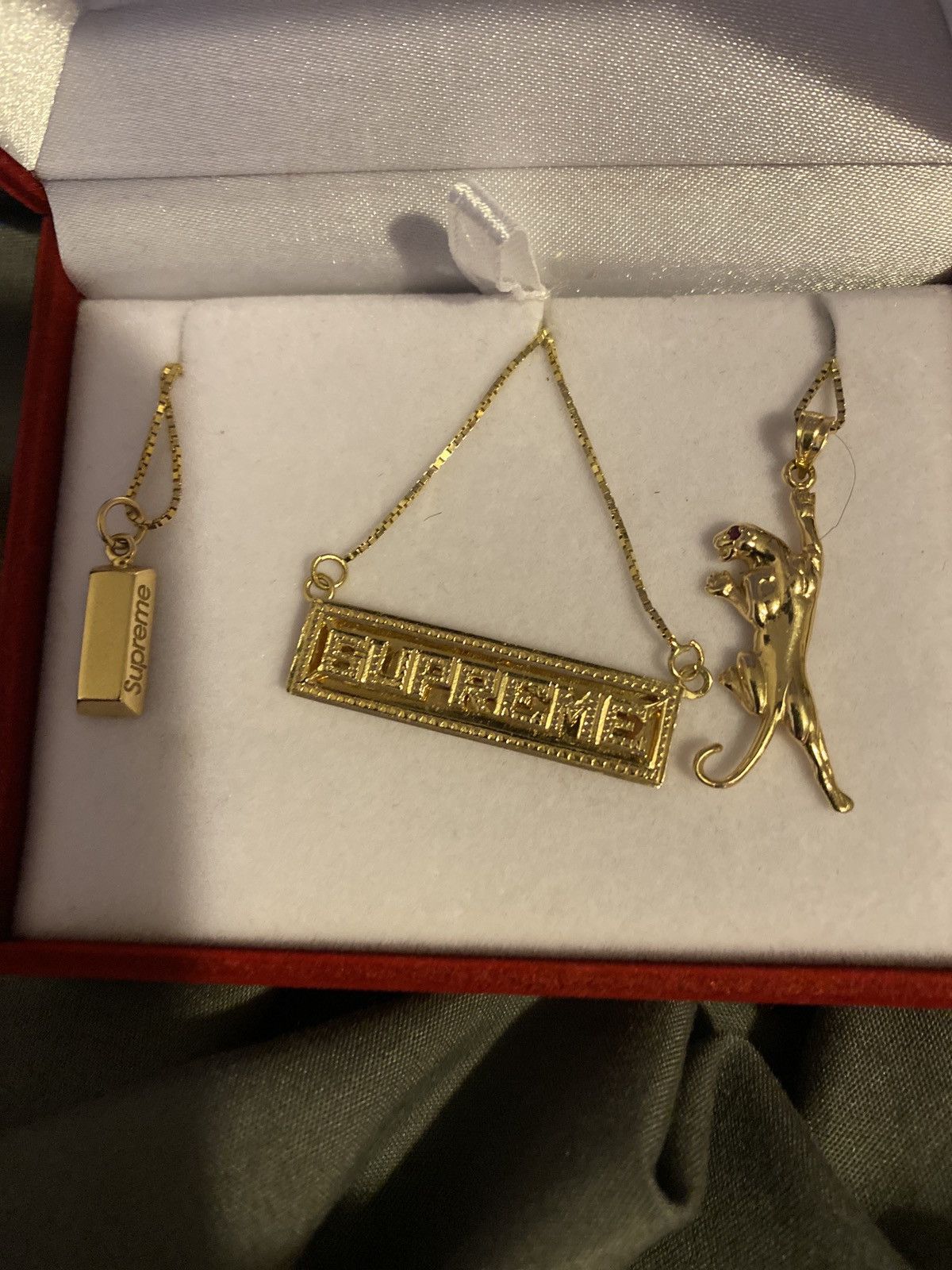 Supreme nameplate deals 14k gold pendant