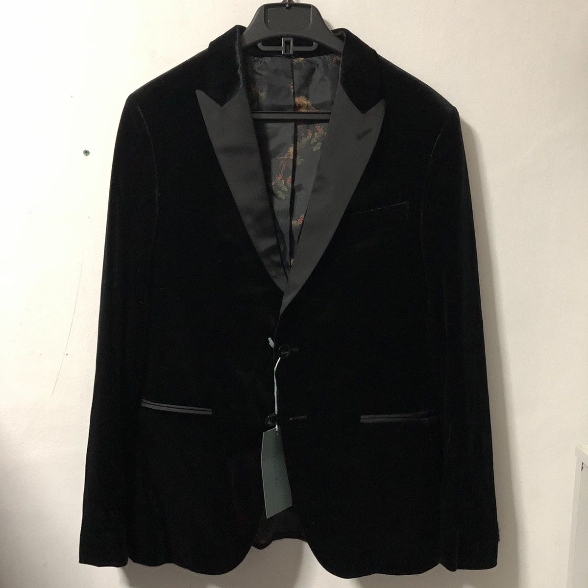 Zara Men’s Velvet Blazer in Black