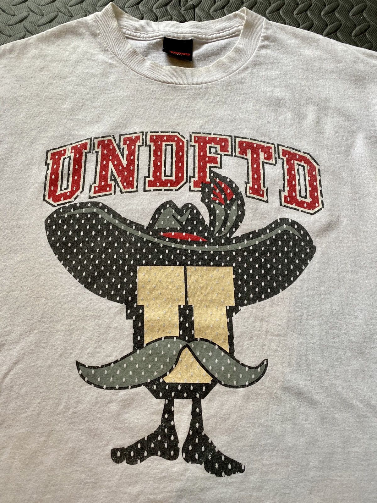 Undefeated × Vintage Undefeated Las Vegas Running Rebels Tee Shirt Size US L / EU 52-54 / 3 - 2 Thumbnail