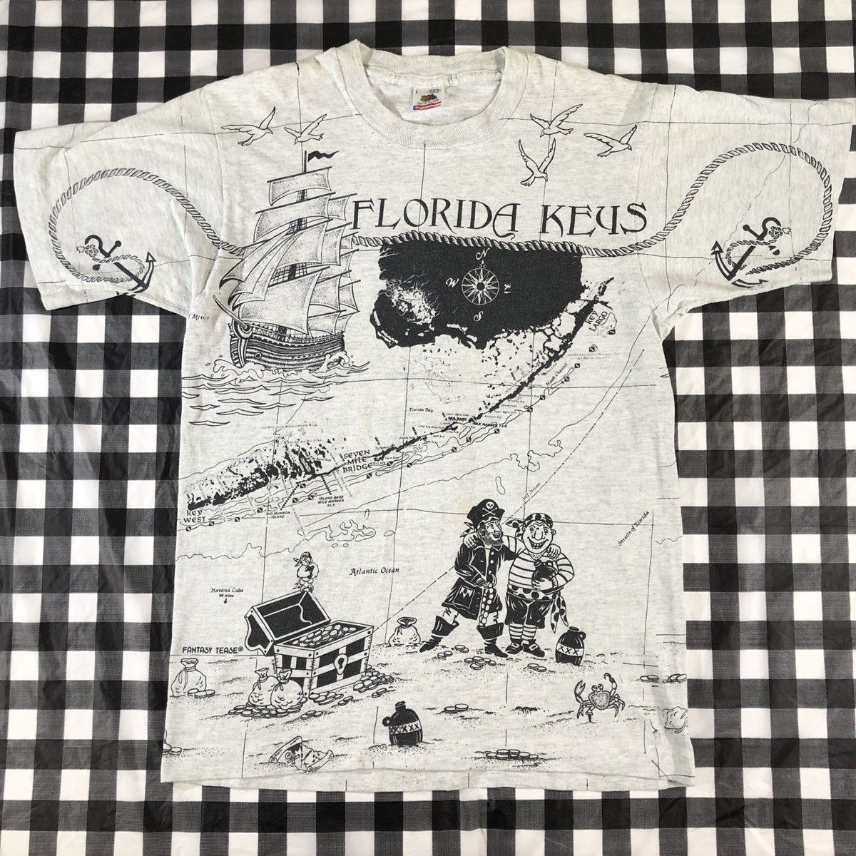 Fruit Of The Loom × Vintage Pirates Florida Keys Treasure Map All Over Print Vintage T Size US L / EU 52-54 / 3 - 1 Thumbnail