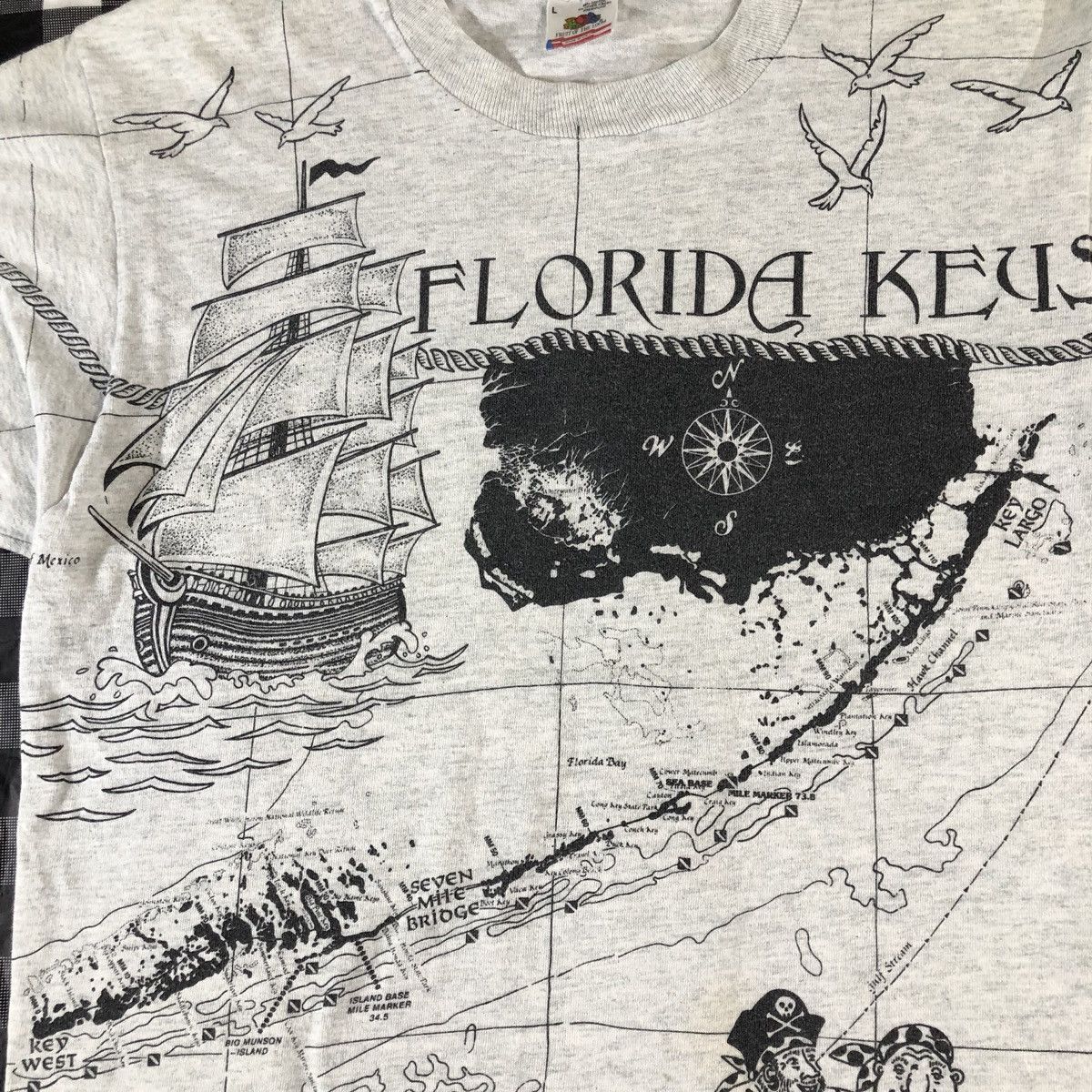 Fruit Of The Loom × Vintage Pirates Florida Keys Treasure Map All Over Print Vintage T Size US L / EU 52-54 / 3 - 5 Thumbnail