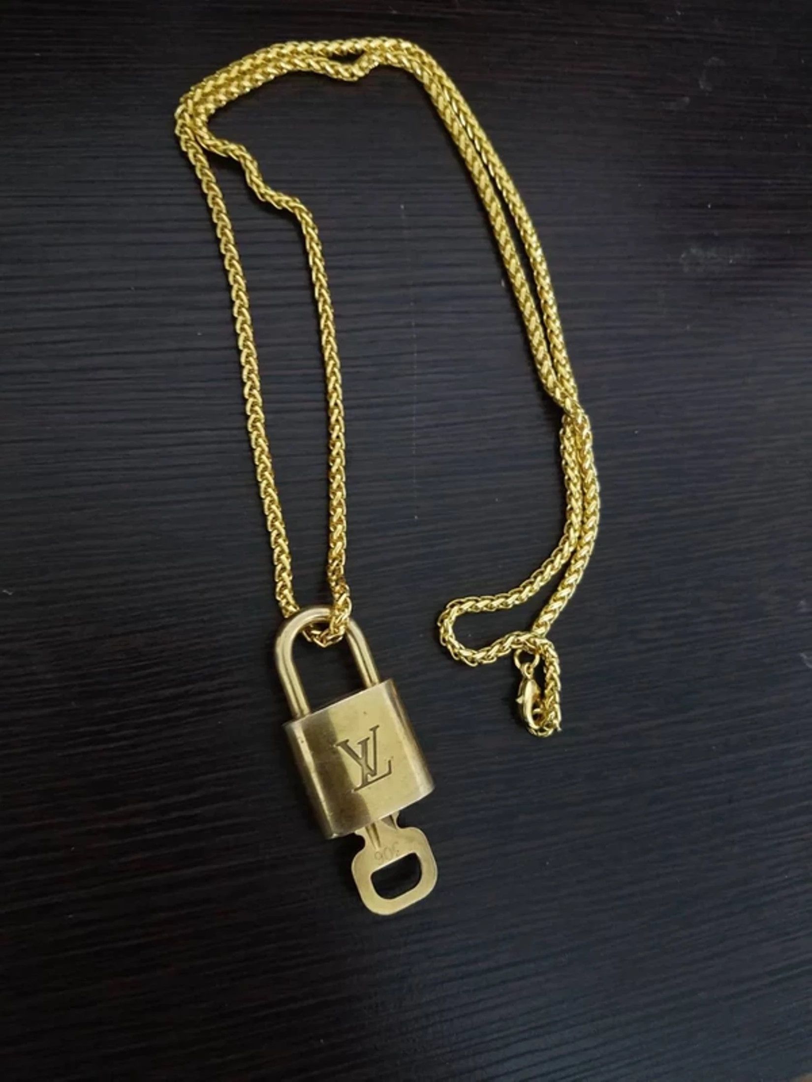 Louis Vuitton Louis Vuitton lock and key necklace pendent ONLY Size ONE SIZE - 1 Thumbnail