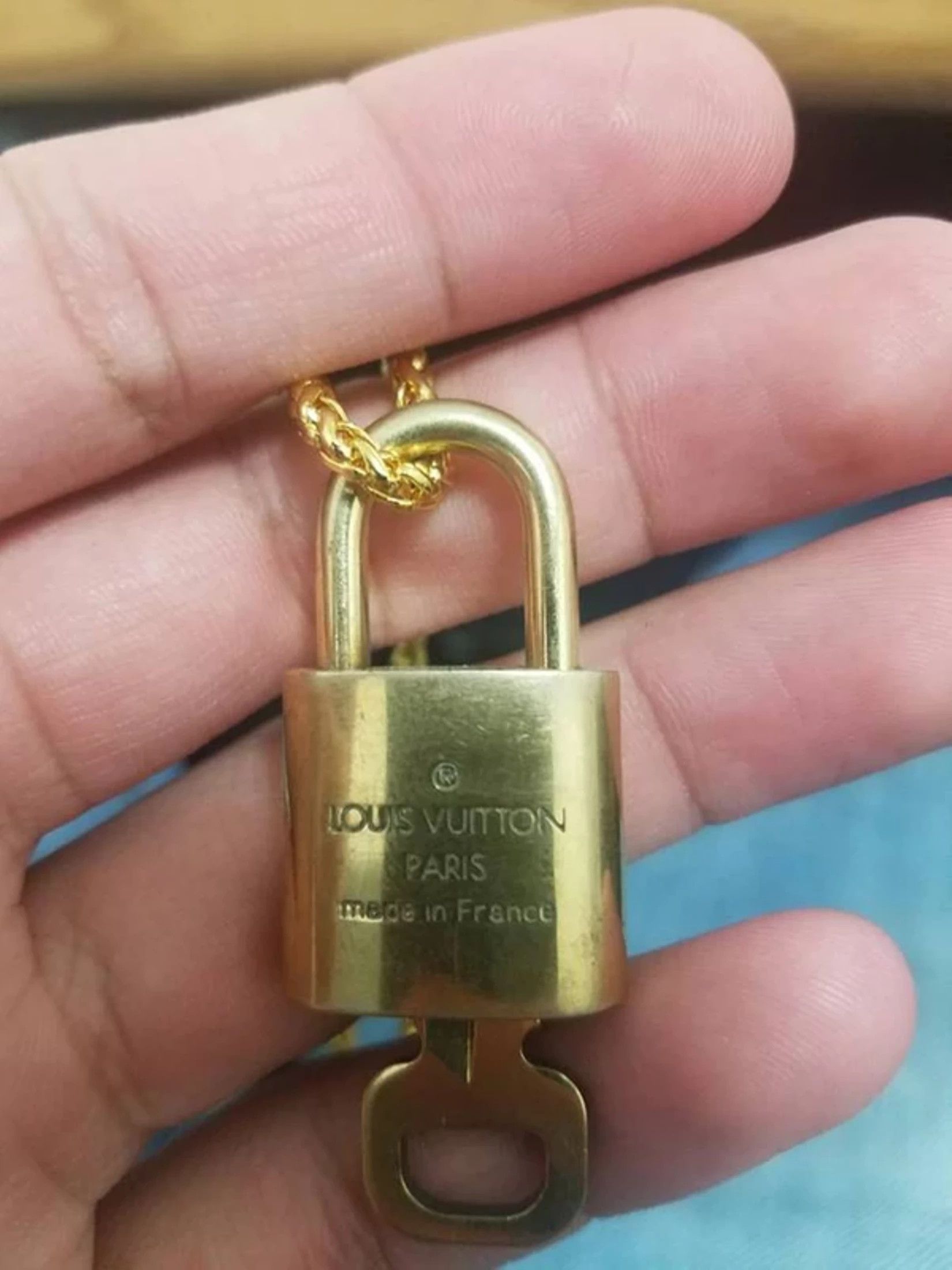 Louis Vuitton Louis Vuitton lock and key necklace pendent ONLY Size ONE SIZE - 2 Thumbnail