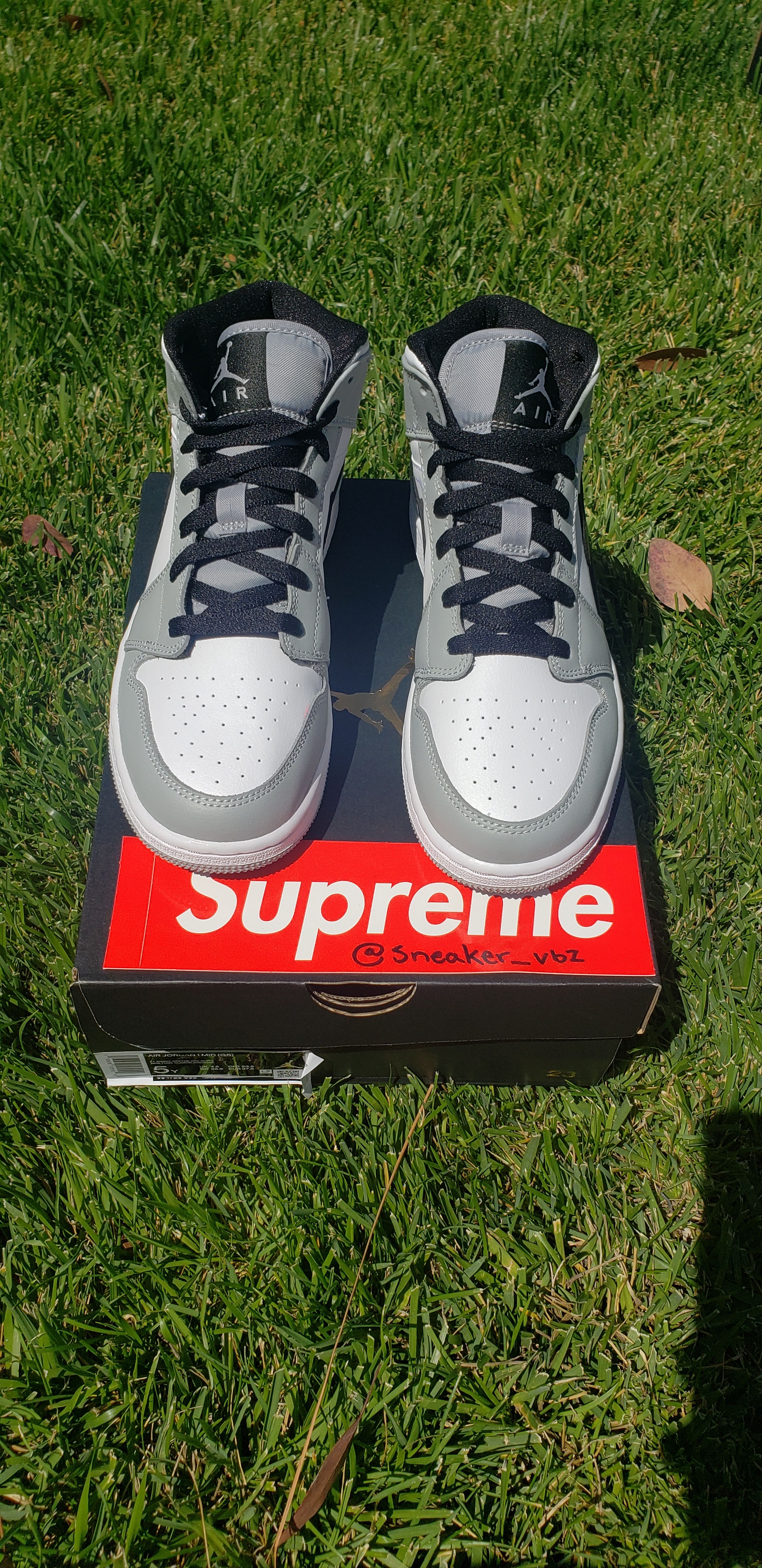 Jordan Brand × Nike JORDAN 1 MIDS (GS) LIGHT SMOKE GREY 🔥🔥🔥100%AUTHENTIC Size US 5 / EU 37 - 3 Thumbnail