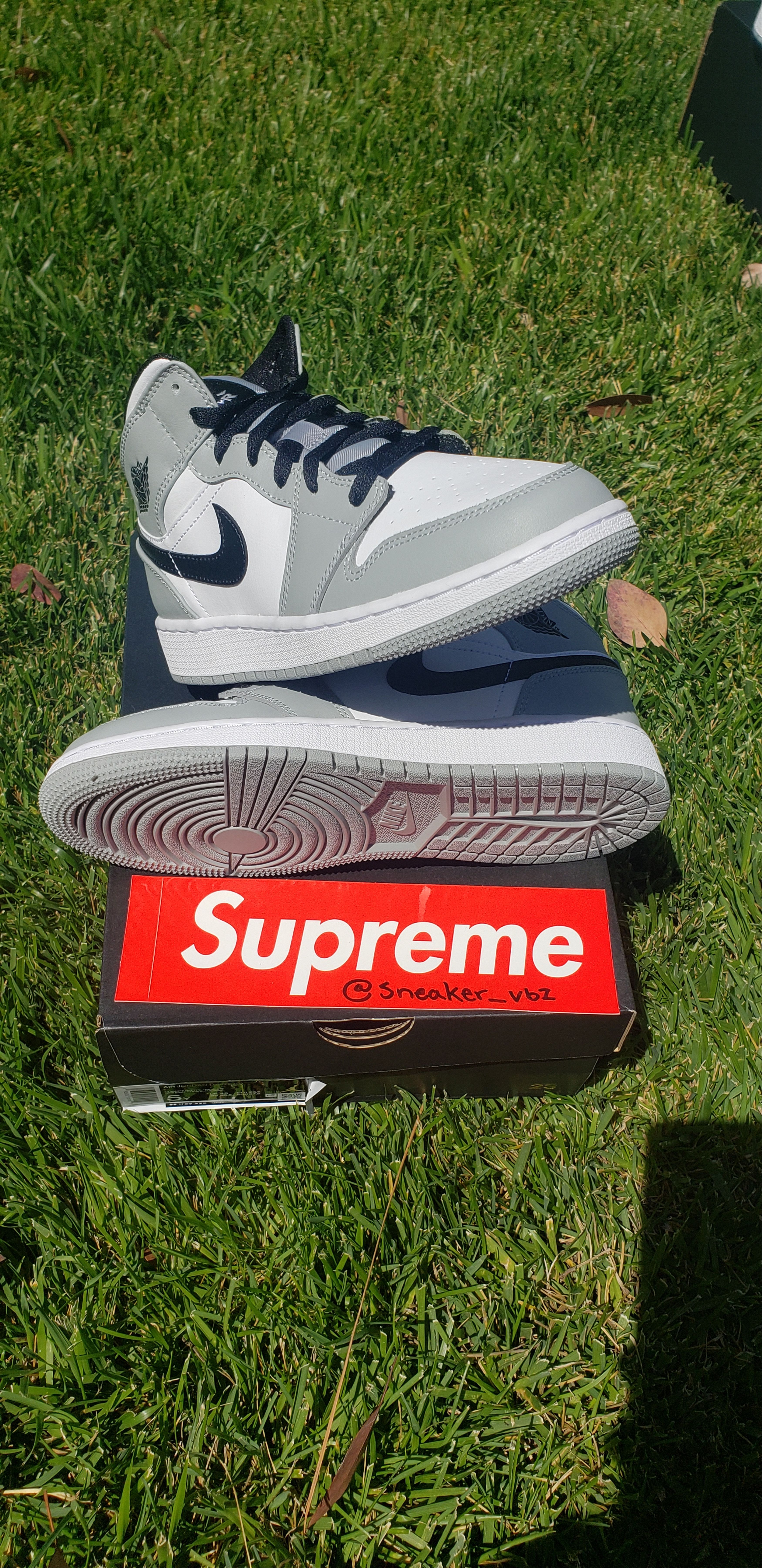 Jordan Brand × Nike JORDAN 1 MIDS (GS) LIGHT SMOKE GREY 🔥🔥🔥100%AUTHENTIC Size US 5 / EU 37 - 2 Thumbnail