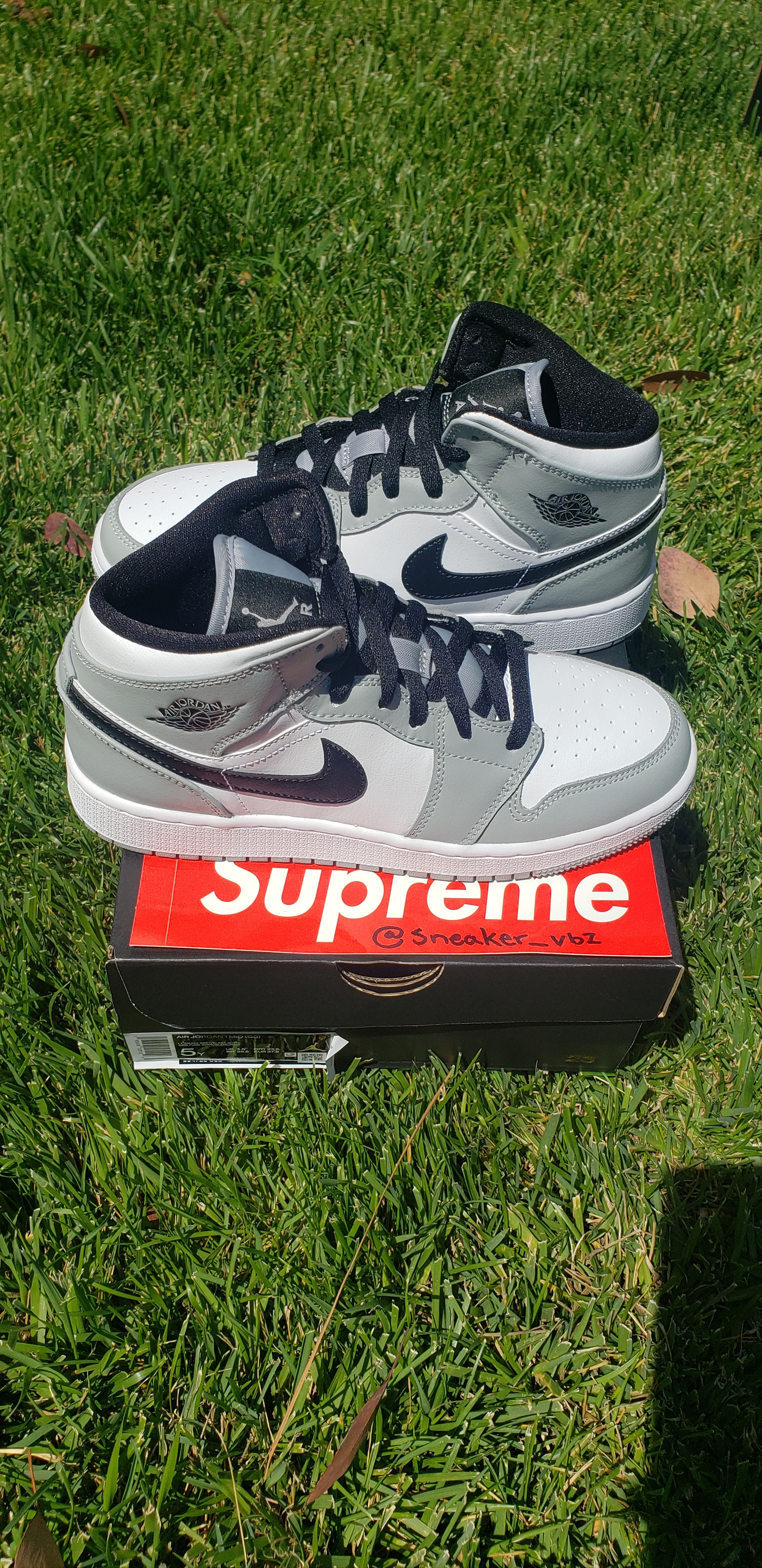 Jordan Brand × Nike JORDAN 1 MIDS (GS) LIGHT SMOKE GREY 🔥🔥🔥100%AUTHENTIC Size US 5 / EU 37 - 1 Thumbnail