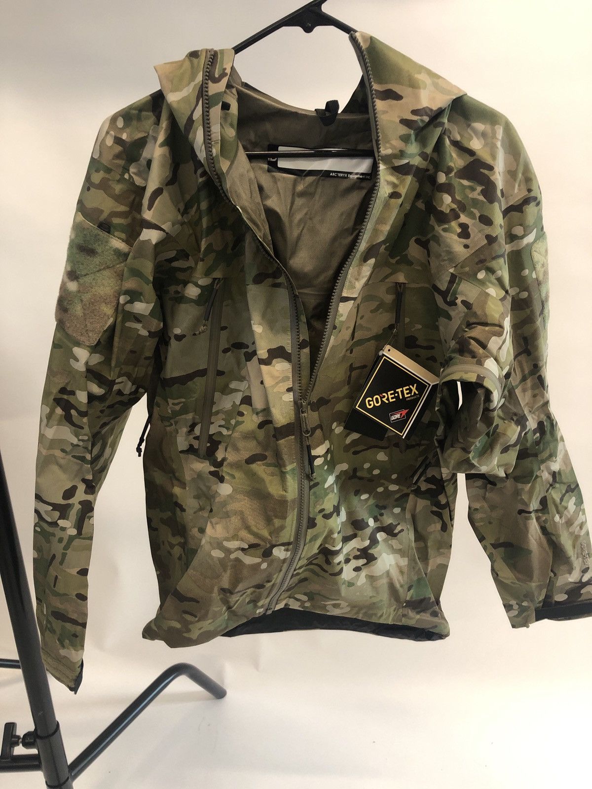 Arc'Teryx Arc'teryx LEAF Alpha Jacket LT Gen 2 worn by Drake