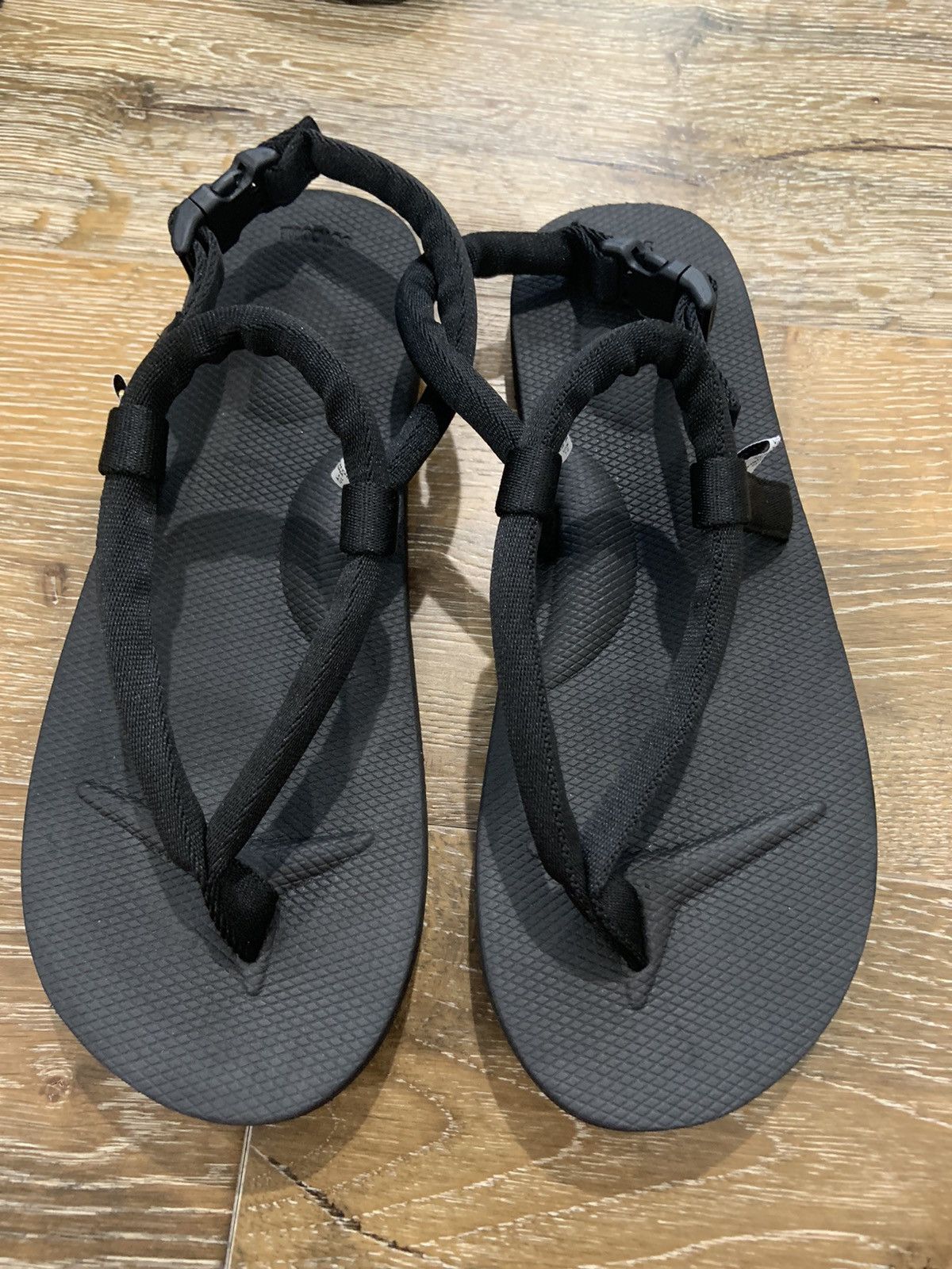 Suicoke kaws v2 outlet