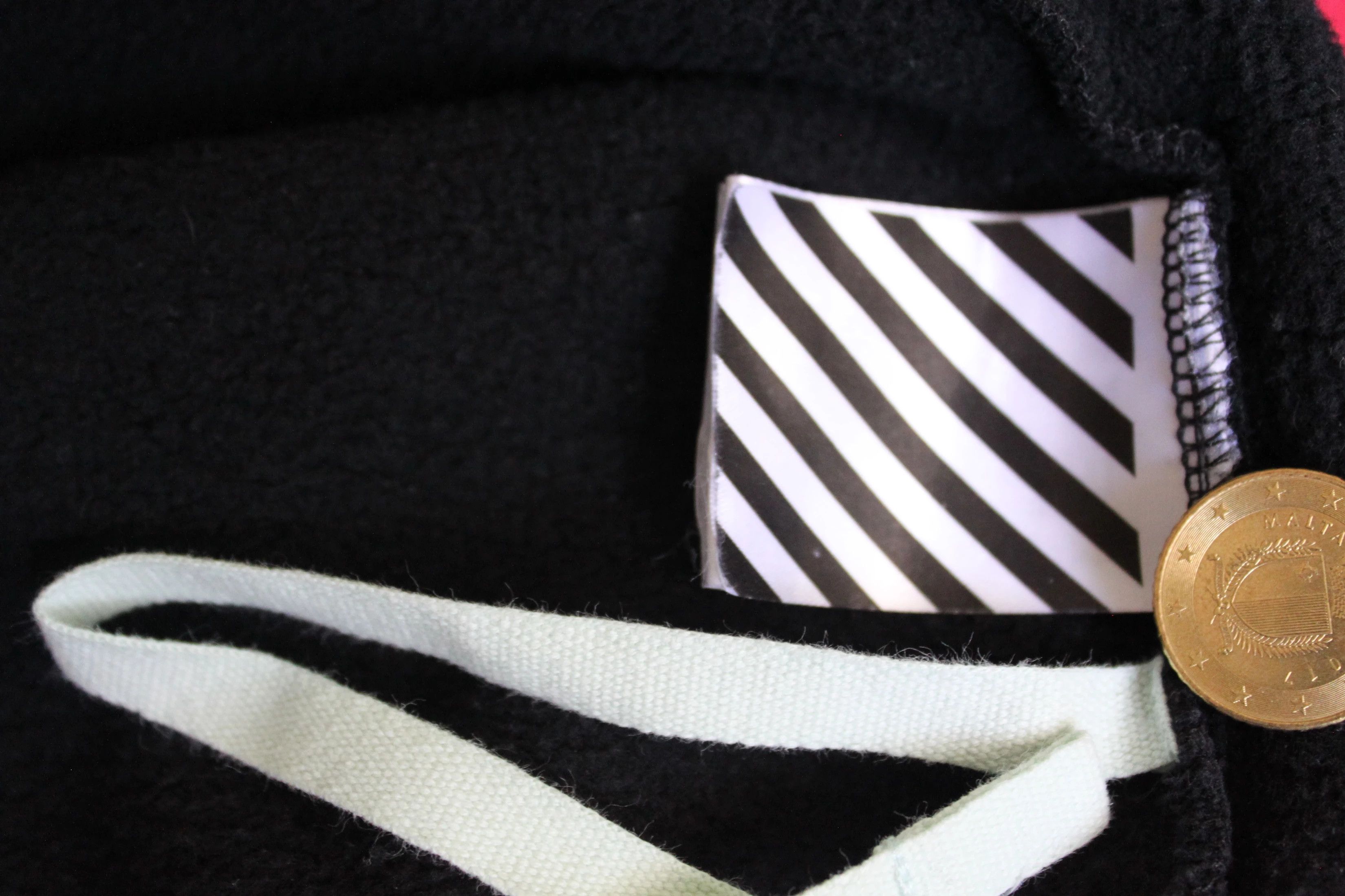 Off-White Off-White Othelo's Scorpion Crew Black rare Size US XS / EU 42 / 0 - 14 Thumbnail