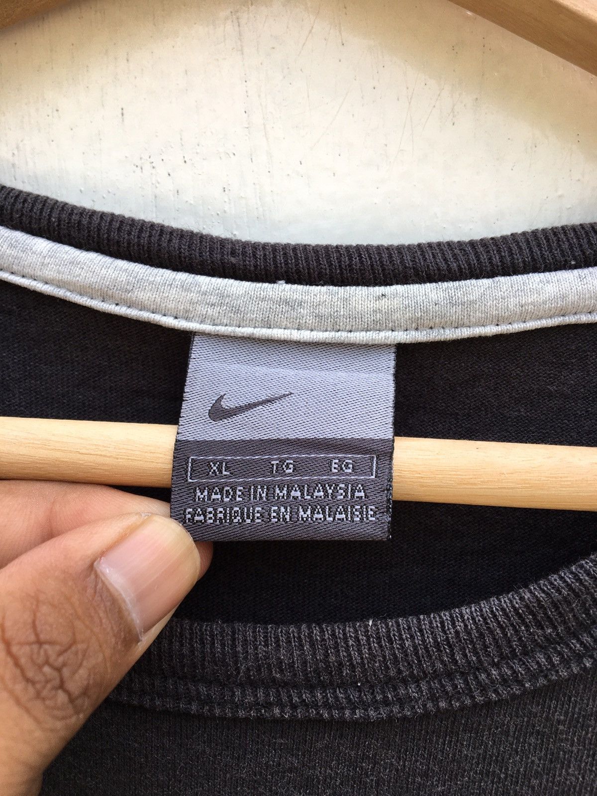 Nike Vintage Nike Swoosh Tshirt Size Large Size US XL / EU 56 / 4 - 11 Thumbnail