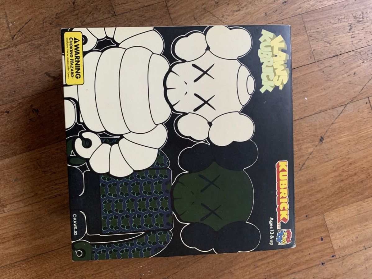 MEDICOM x KAWS Kubrick 100% / Bus Stop - 2002 ABS – Cadre Art
