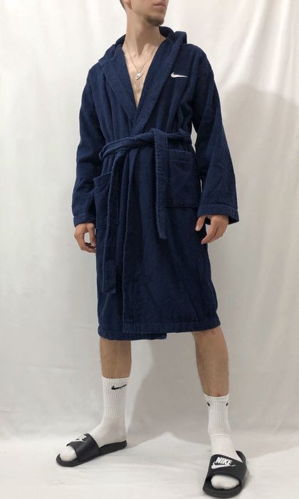 Dressing store gown nike