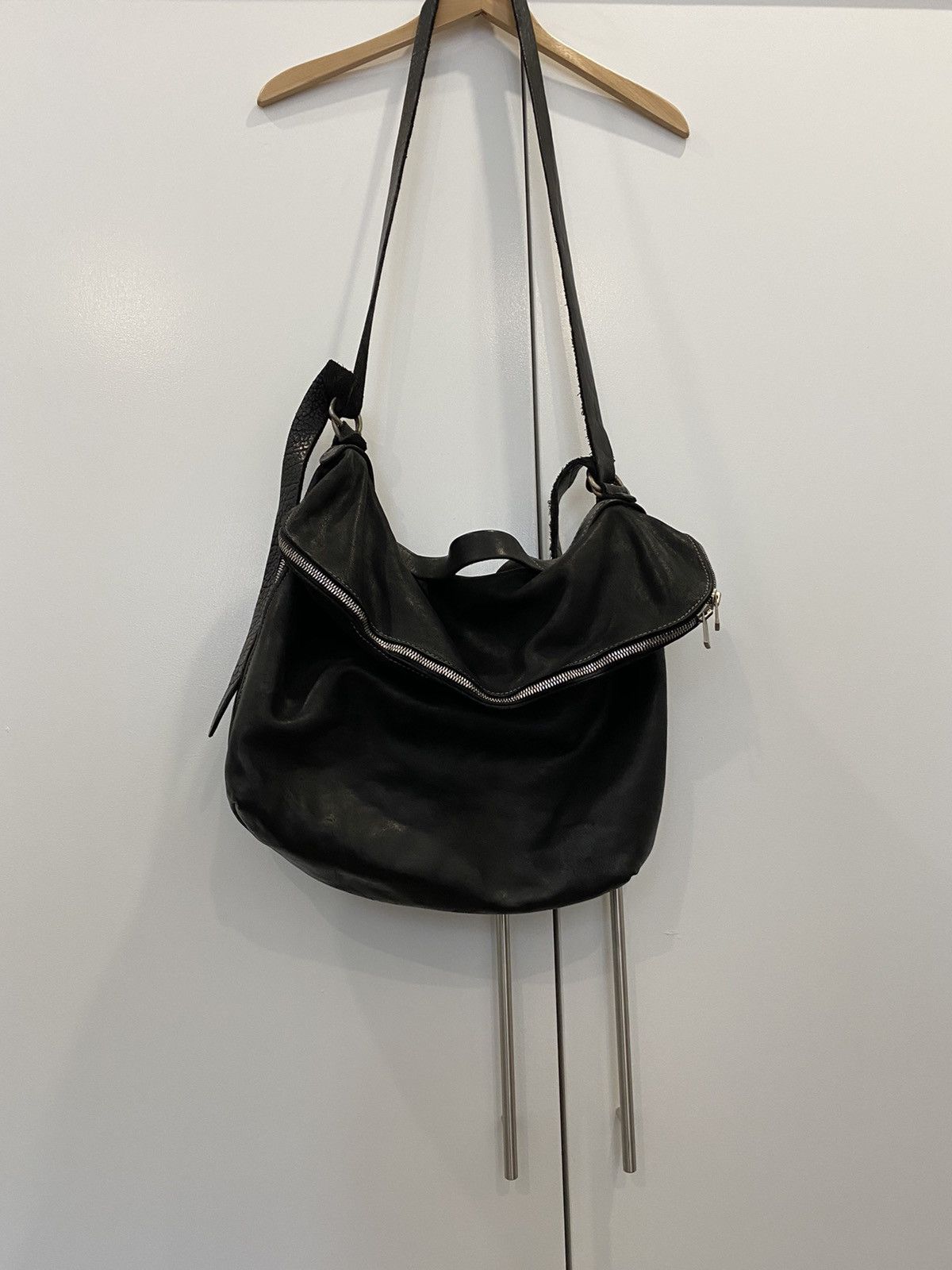 GUIDI M10 SOFT HORSE REVERSE MESSENGER BAG BLACK | DOSHABURI