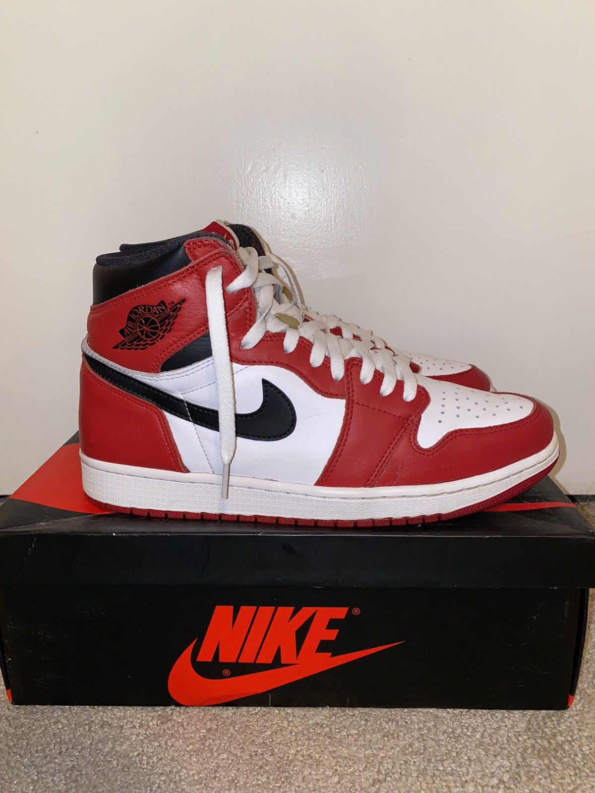 Jordan Brand Air Jordan 1 Retro High OG 2015 Chicago 2015 Size US 11 / EU 44 - 3 Thumbnail