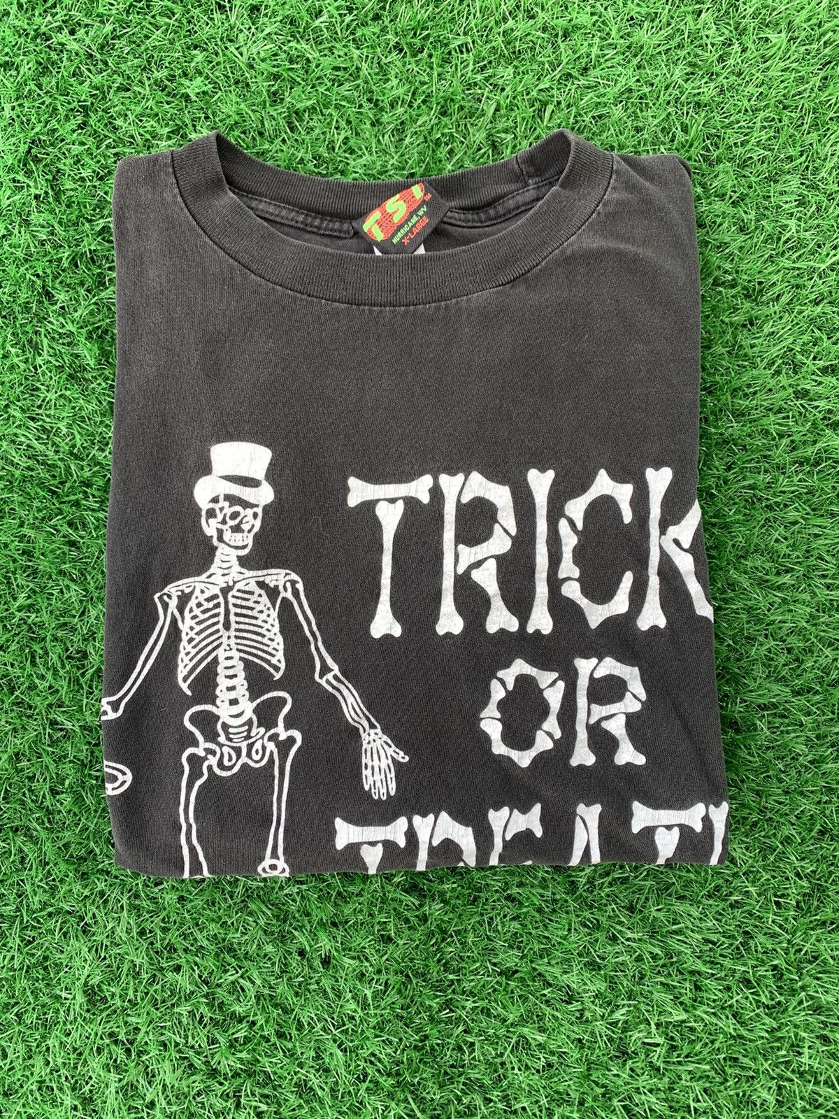 Vintage 90s SS Halloween Trick or Treat T Shirt Sz XL Size US XL / EU 56 / 4 - 1 Thumbnail