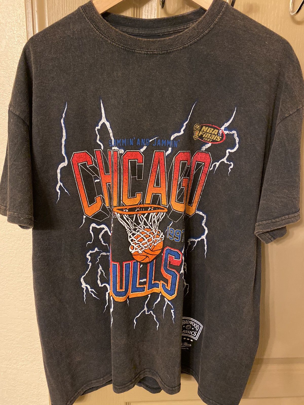 Mitchell & Ness Chicago Bulls Vintage Lightning Short Sleeve T