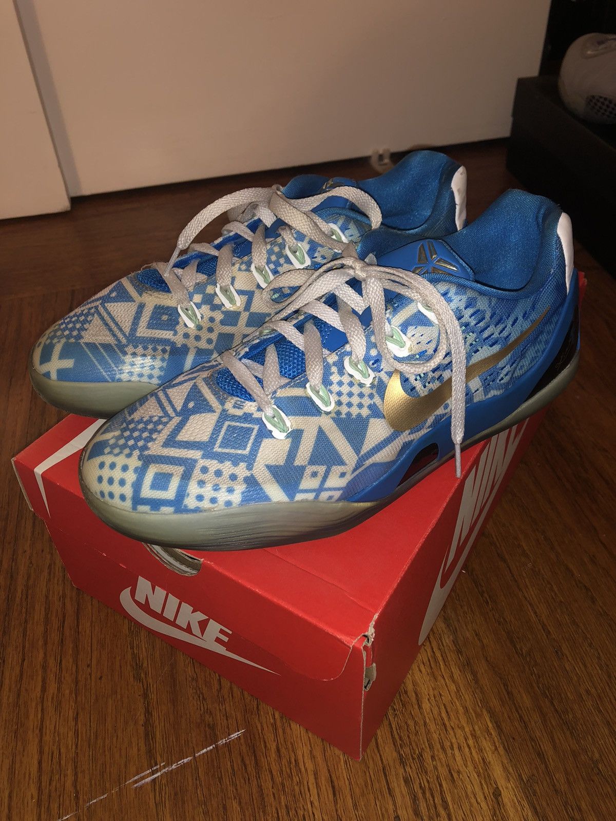 Nike Nike Kobe 9 EM Low Hyper Cobalt Size US 7 / EU 40 - 1 Thumbnail