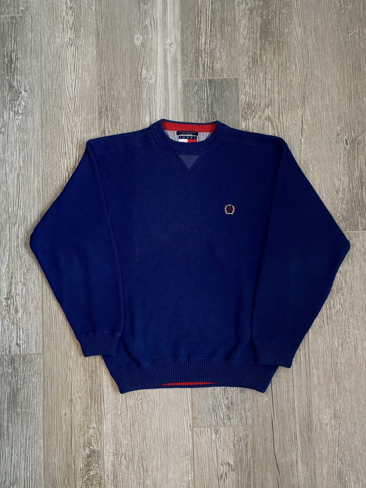 Tommy Hilfiger 🔥1990s Tommy Hilifiger Hand Knit Blue Crest Vintage Sweater Size US L / EU 52-54 / 3 - 2 Thumbnail
