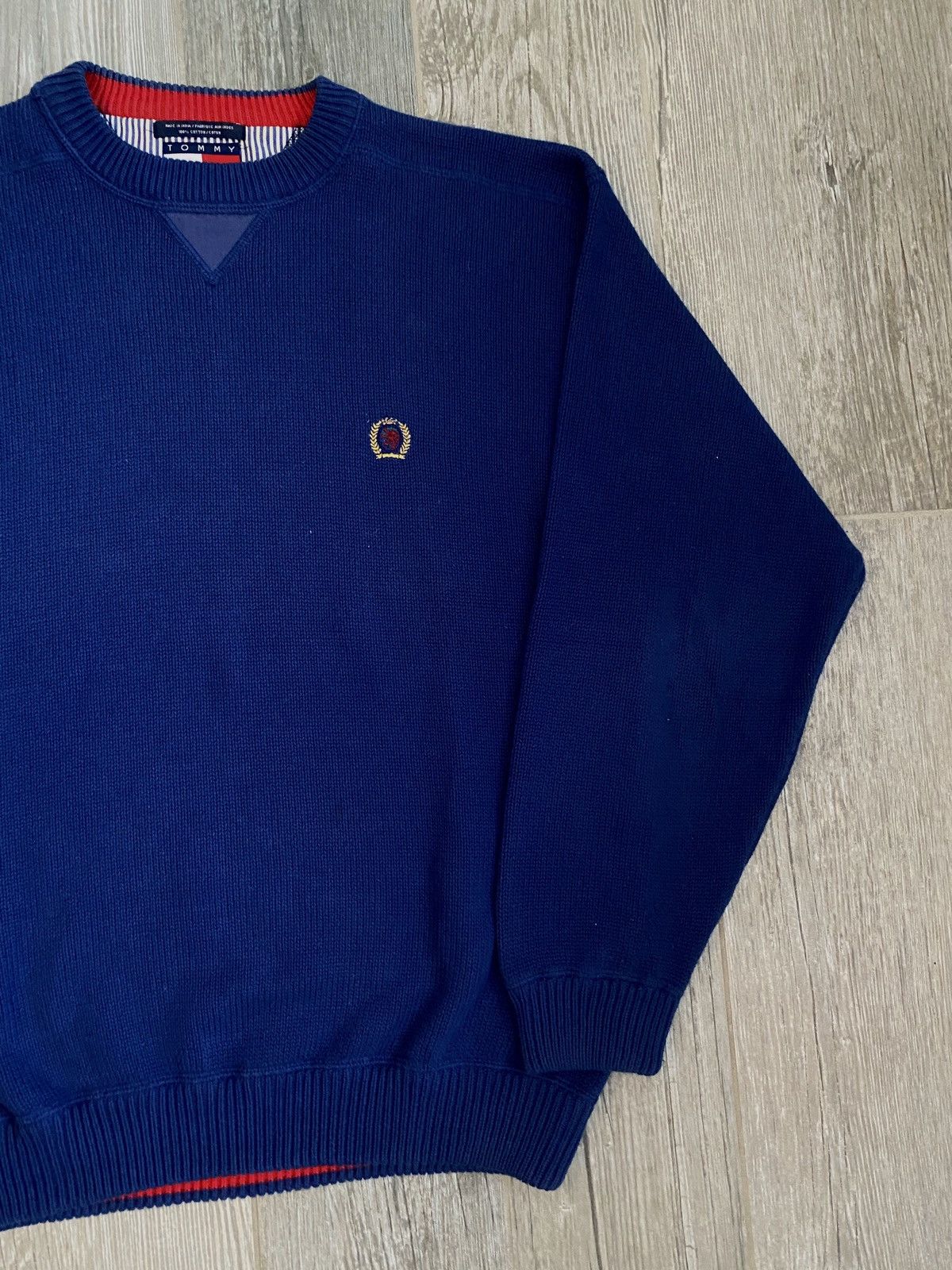 Tommy Hilfiger 🔥1990s Tommy Hilifiger Hand Knit Blue Crest Vintage Sweater Size US L / EU 52-54 / 3 - 1 Thumbnail