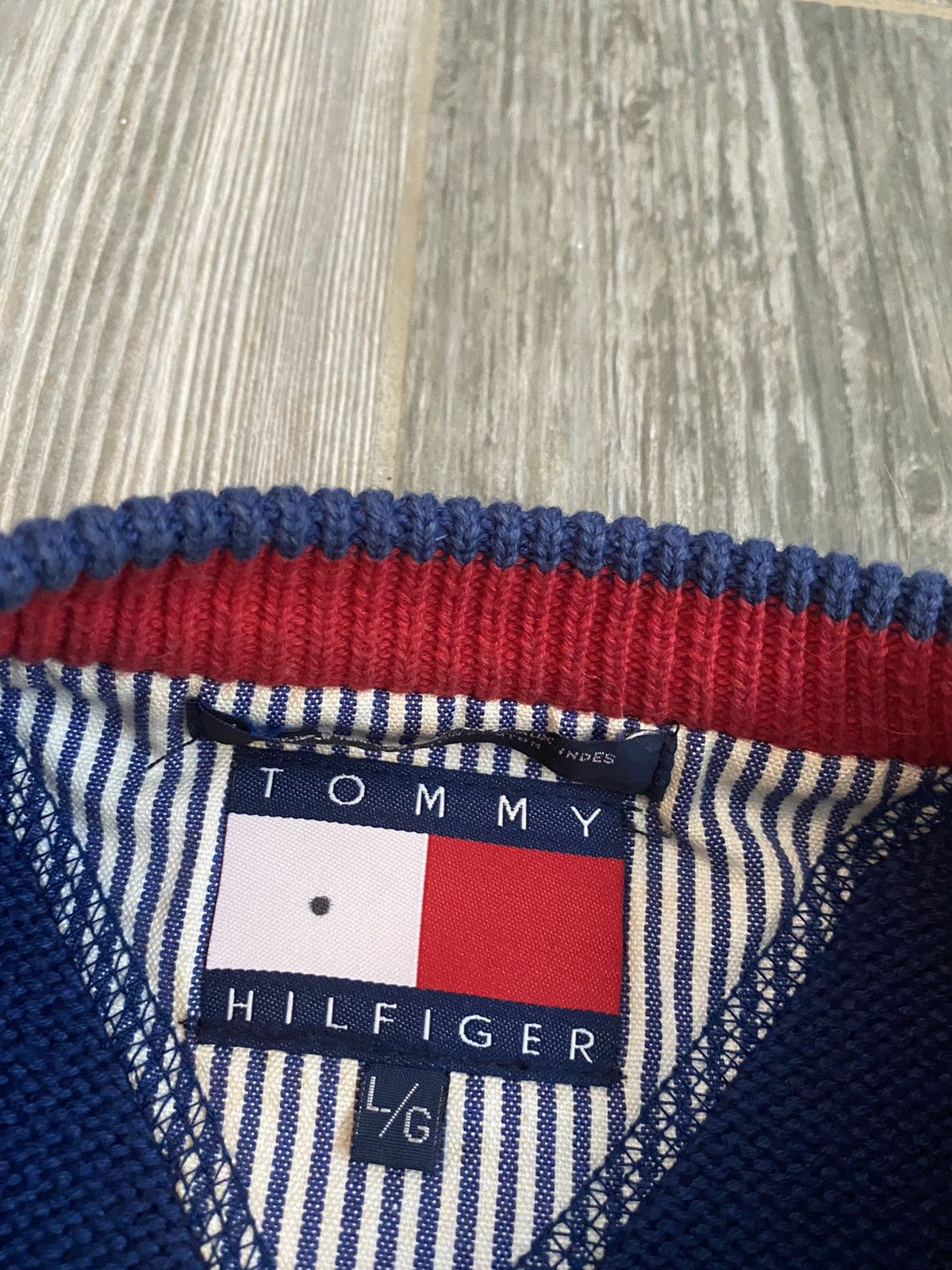 Tommy Hilfiger 🔥1990s Tommy Hilifiger Hand Knit Blue Crest Vintage Sweater Size US L / EU 52-54 / 3 - 6 Thumbnail