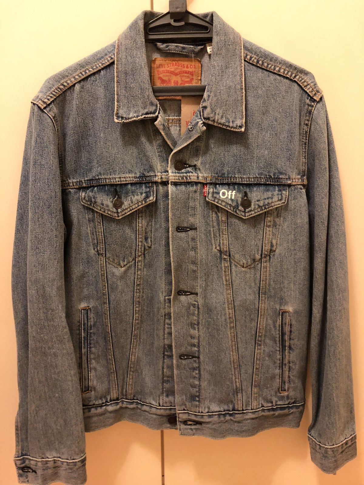 Off white levis jacket best sale