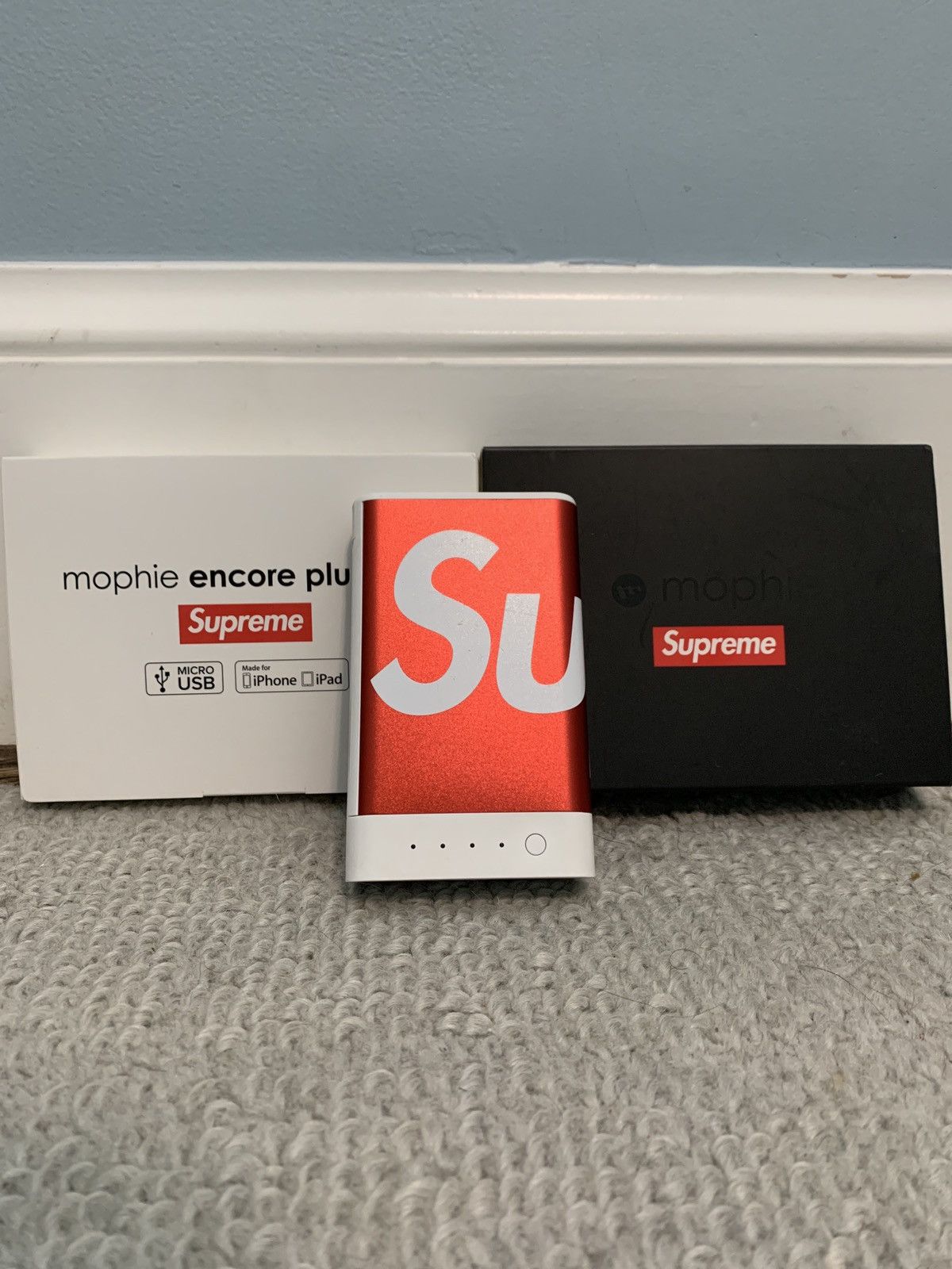Supreme Supreme 10k Red mophie charger Size ONE SIZE - 1 Thumbnail