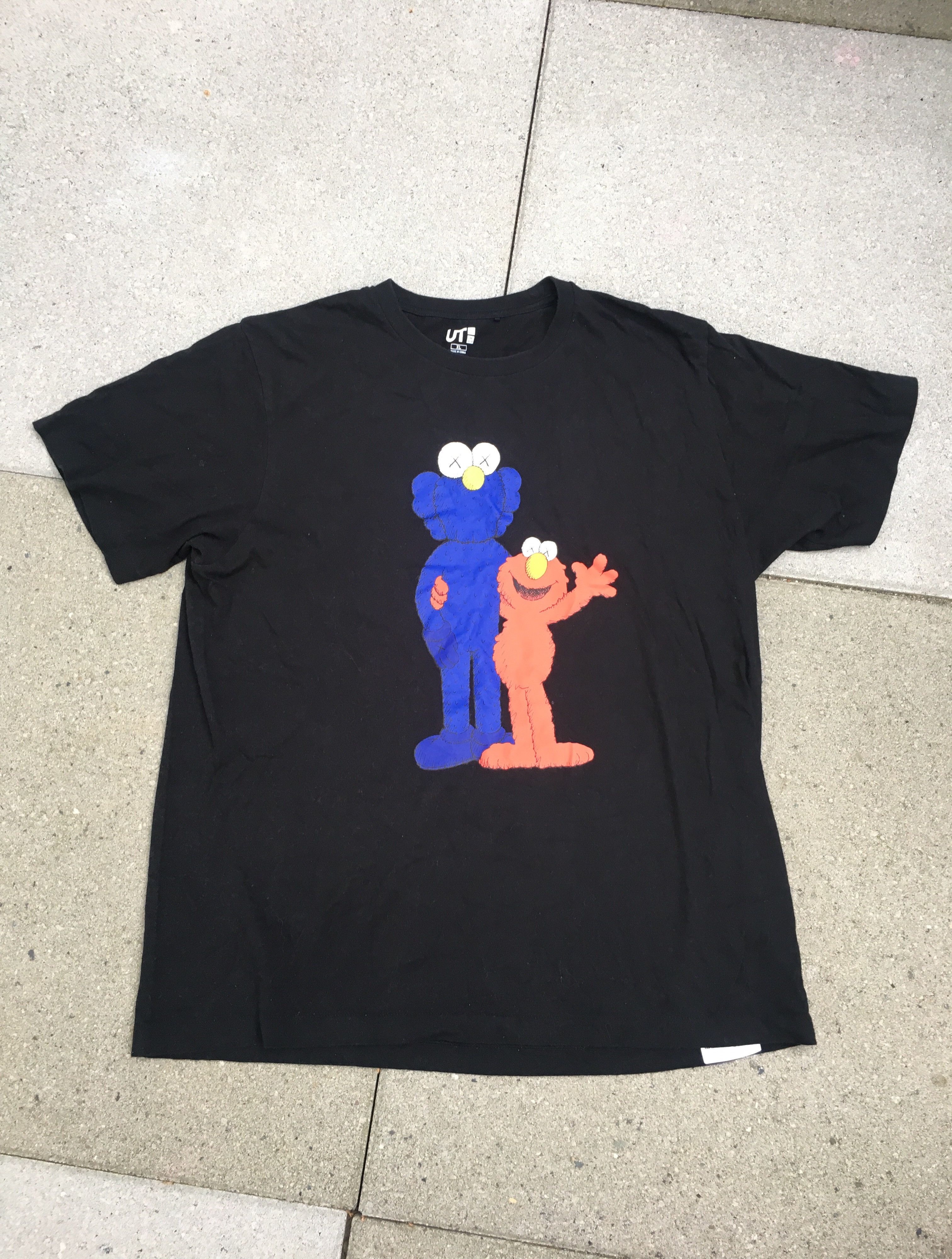 Kaws × Uniqlo Sesame Street BFF Elmo Tee Size US M / EU 48-50 / 2 - 1 Thumbnail