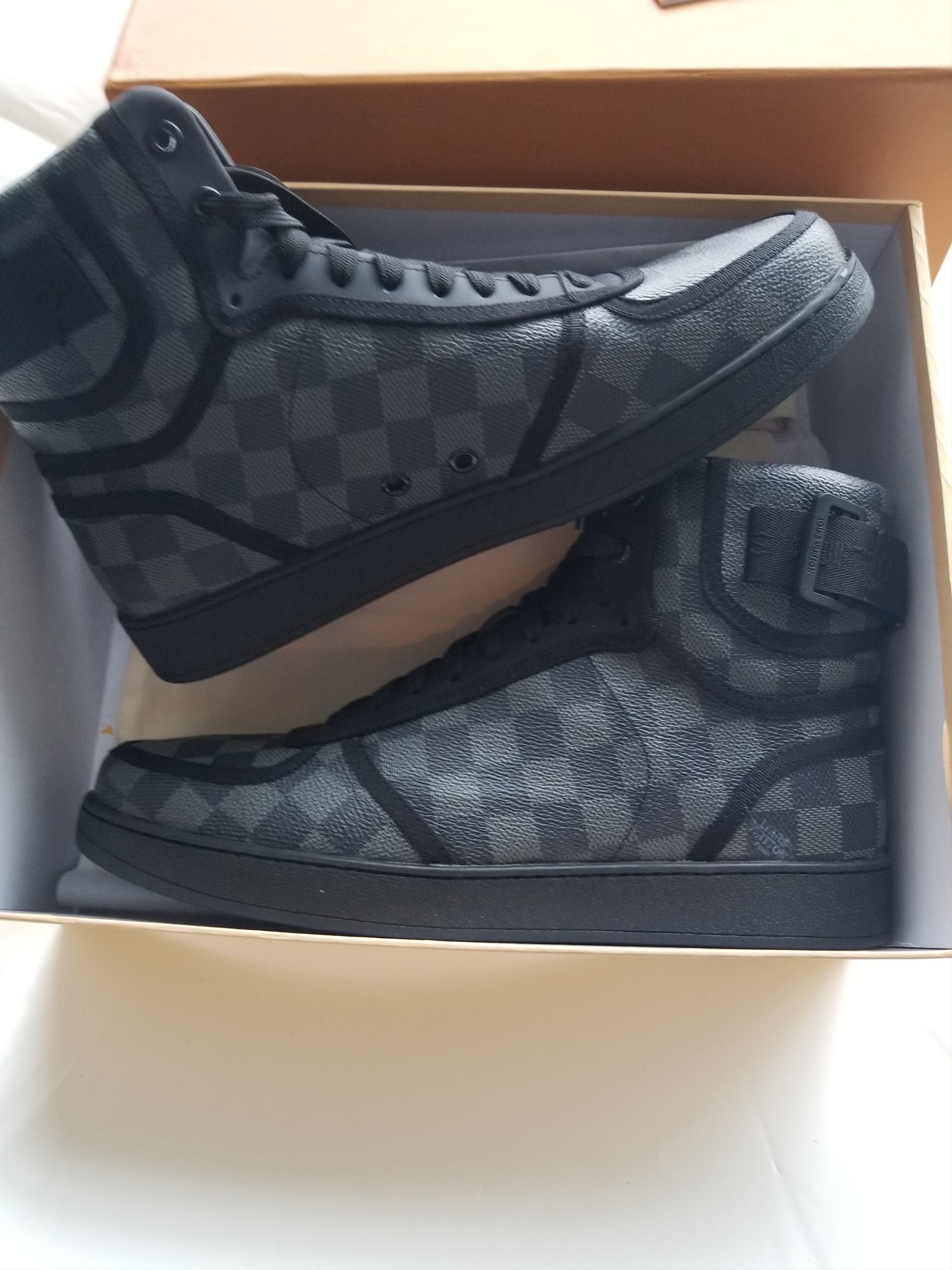 Louis Vuitton Louis Vuitton Rivoli Sneaker / Damier Graphite