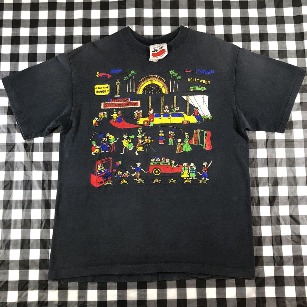 Vintage Hollywood Famous Cats Bowl Red Carpet Vintage T shirt Size US L / EU 52-54 / 3 - 1 Thumbnail
