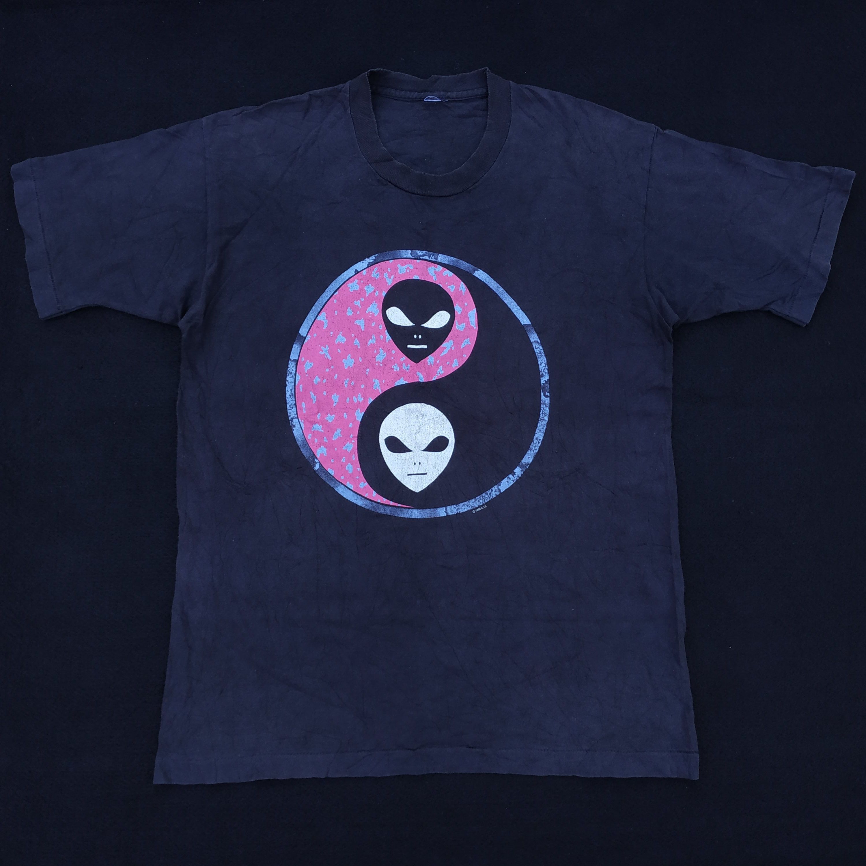 Rare!! Vintage 90s Alien Yin Yang Nice Print T Shirt