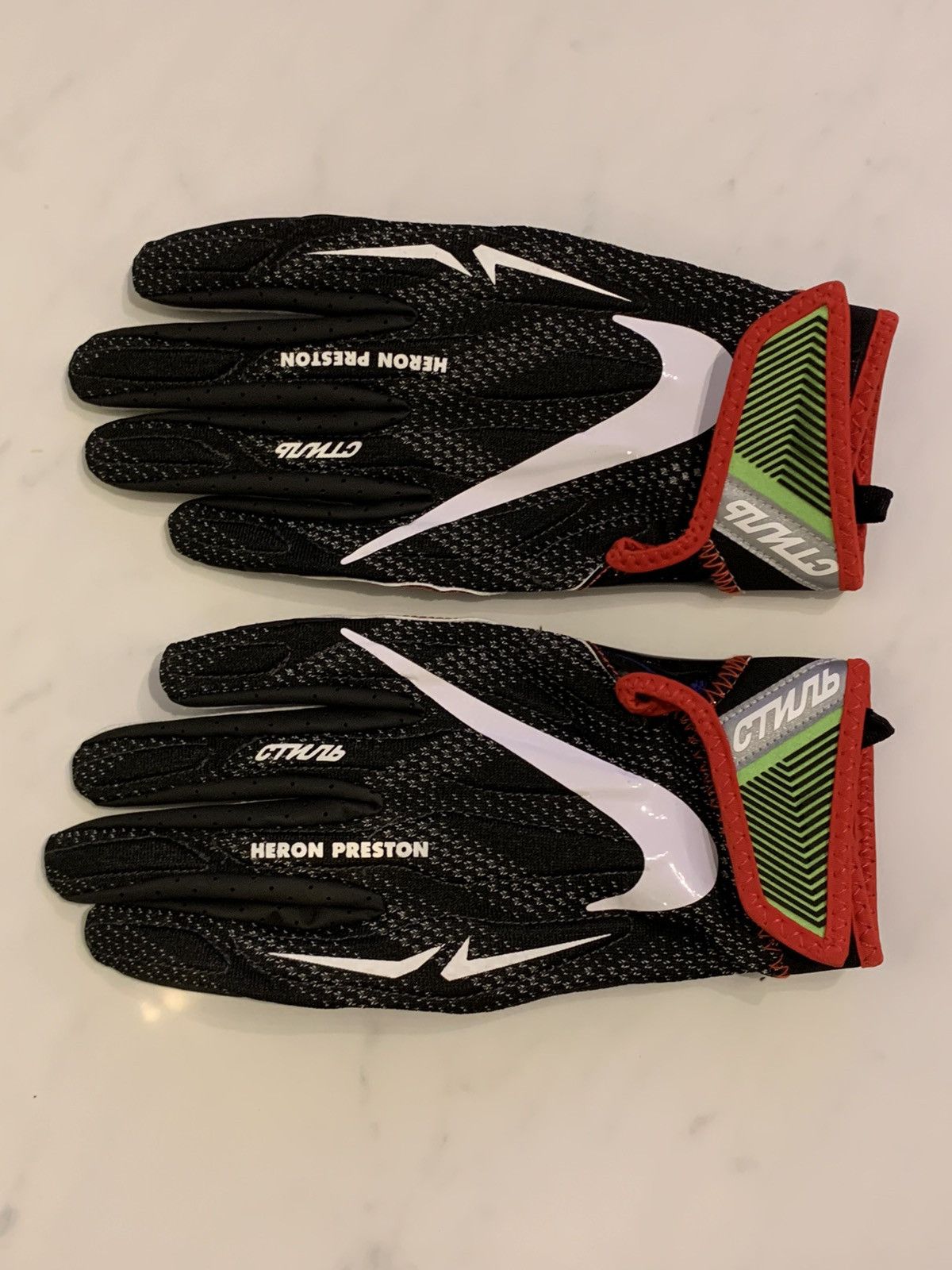 Heron preston nike store gloves