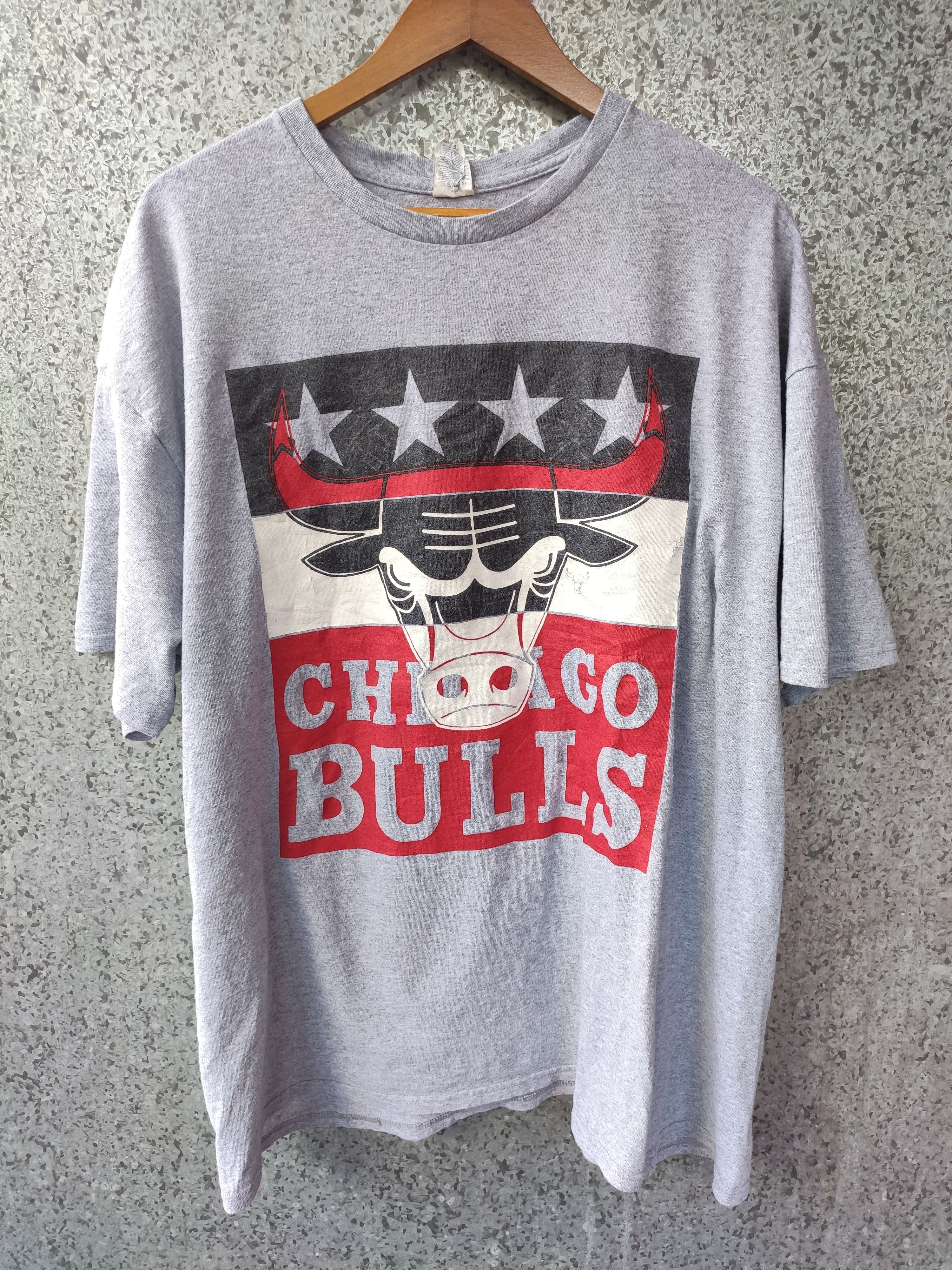 NBA 🔥 Vintage 90s Vintage Chicago Bulls t shirt Size US XL / EU 56 / 4 - 1 Thumbnail
