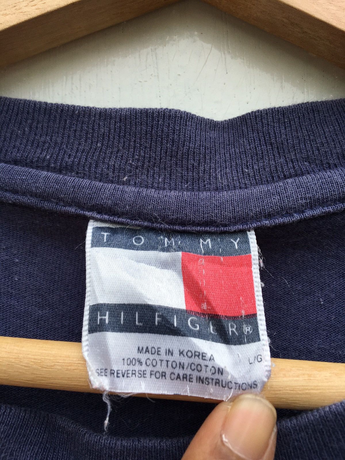 Tommy Hilfiger Rare Tommy Hilfiger Big Logo Spellout Tshirt Size US L / EU 52-54 / 3 - 8 Thumbnail