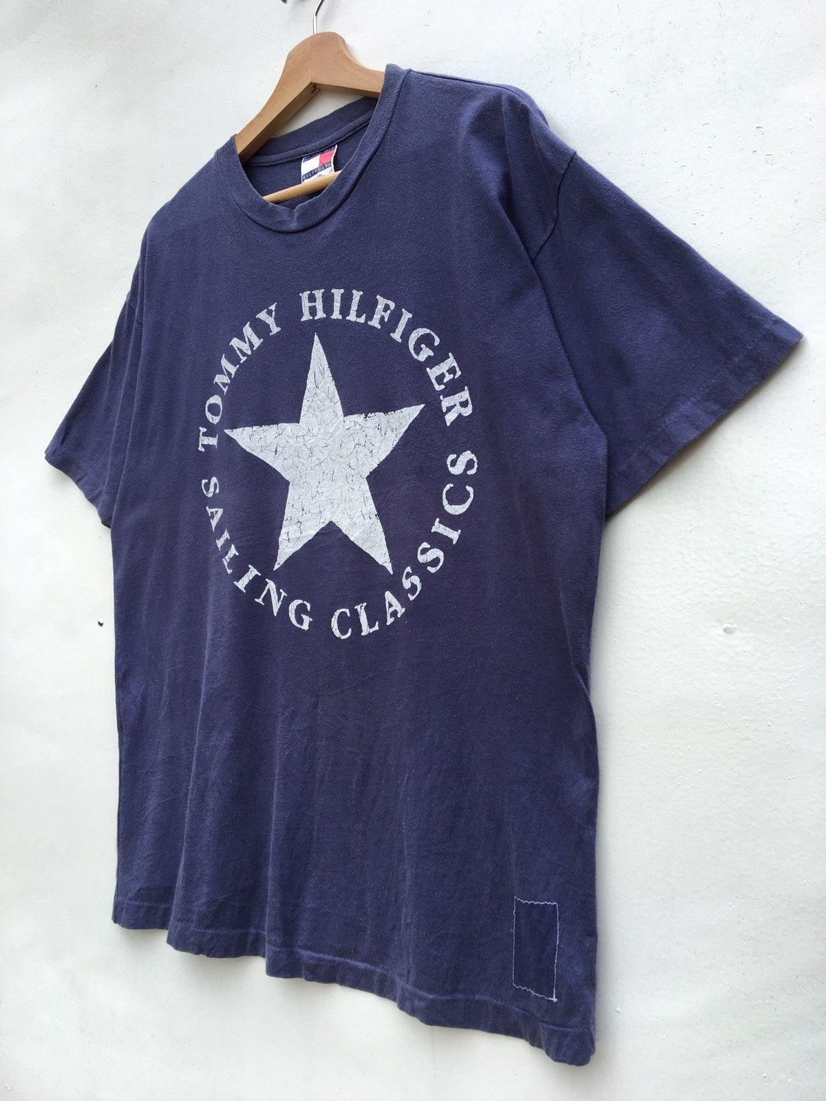 Tommy Hilfiger Rare Tommy Hilfiger Big Logo Spellout Tshirt Size US L / EU 52-54 / 3 - 3 Thumbnail