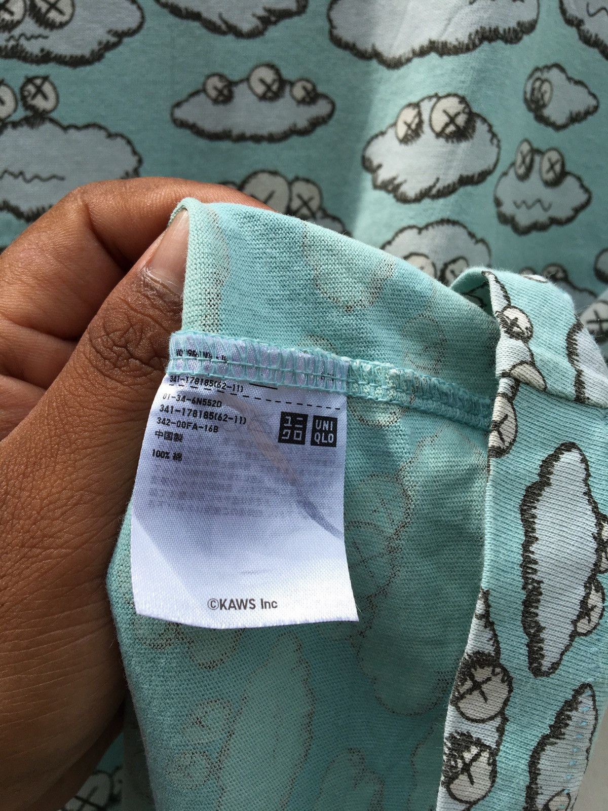 Kaws × Uniqlo Rare Uniqlo UT x Kaws Clouds Tshirt Size US L / EU 52-54 / 3 - 7 Thumbnail