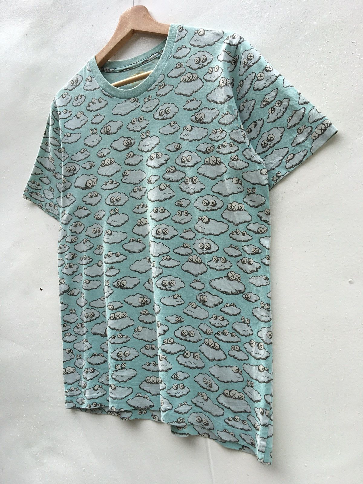 Kaws × Uniqlo Rare Uniqlo UT x Kaws Clouds Tshirt Size US L / EU 52-54 / 3 - 3 Thumbnail