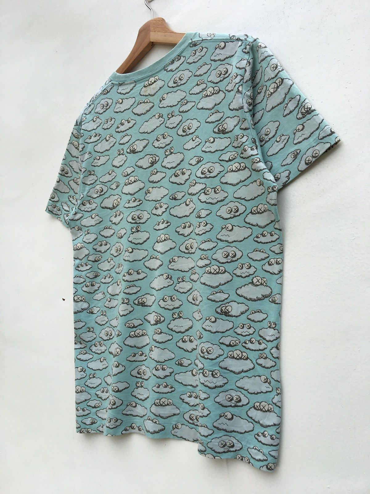 Kaws × Uniqlo Rare Uniqlo UT x Kaws Clouds Tshirt Size US L / EU 52-54 / 3 - 13 Thumbnail