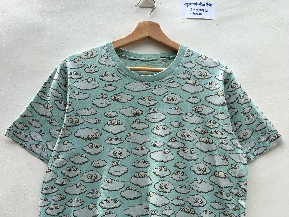 Kaws × Uniqlo Rare Uniqlo UT x Kaws Clouds Tshirt Size US L / EU 52-54 / 3 - 4 Thumbnail