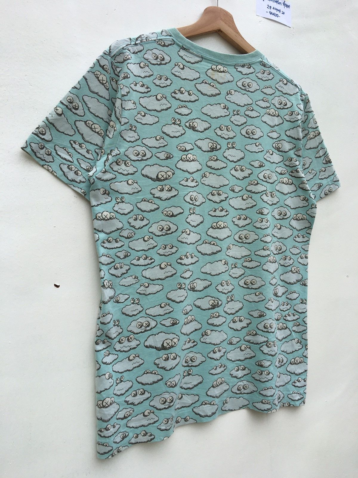 Kaws × Uniqlo Rare Uniqlo UT x Kaws Clouds Tshirt Size US L / EU 52-54 / 3 - 12 Thumbnail